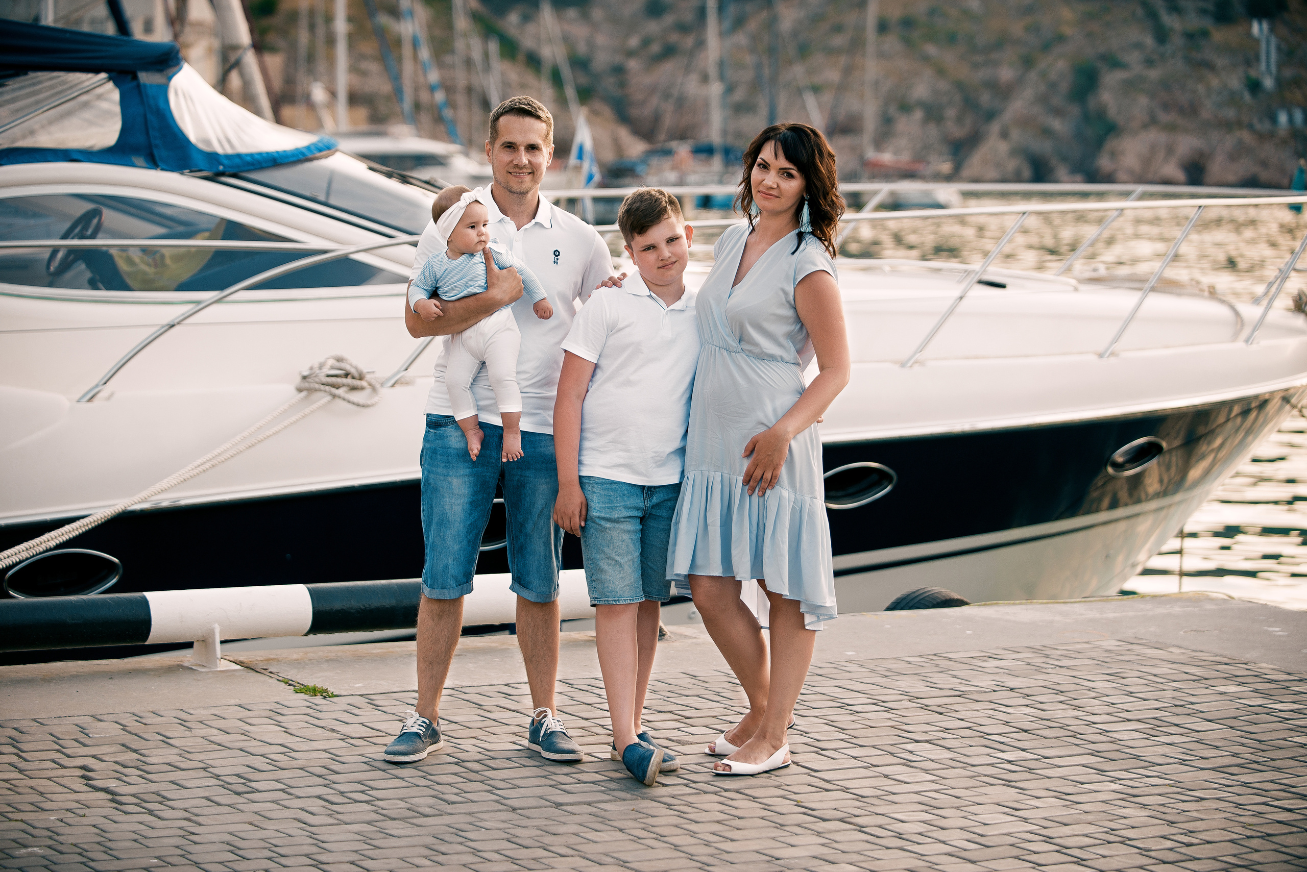 Семейная фотосессия у моря на фоне катера и лодок  (набережная Назукина, Балаклава). Фотограф в Севастополе Погребняк Александра. Уточнить, зарезервировать дату для фотосъемки +79788481042