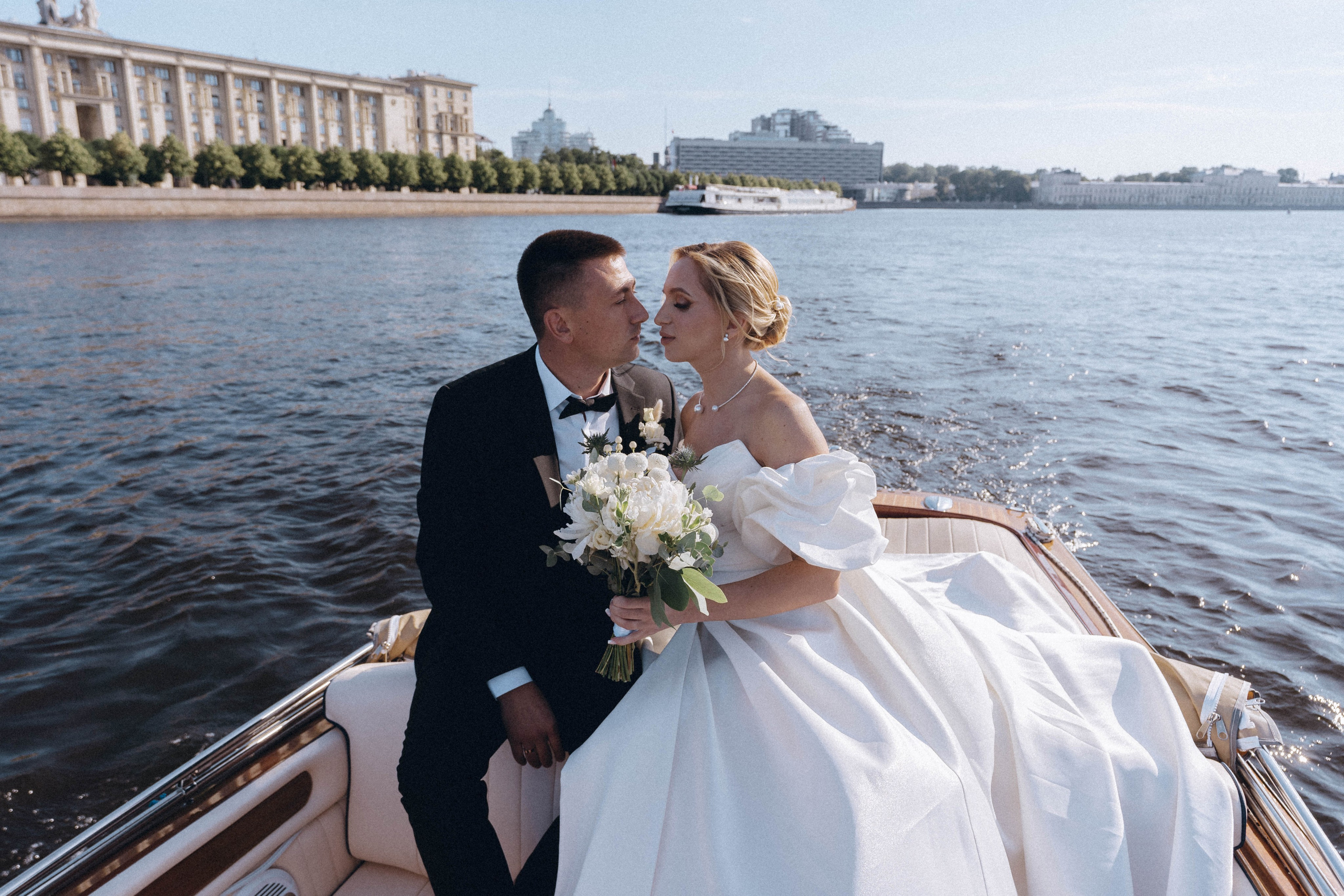 СВАДЕНБНАЯ СЬЕМКА НА КАТЕРЕ ПО КАНАЛАМ САНКТ-ПЕТЕРБУРГА И В АКВАТОРИИ НЕВЫ. Профессиональный фотограф, Санкт-Петербург — Виктория Богомолова