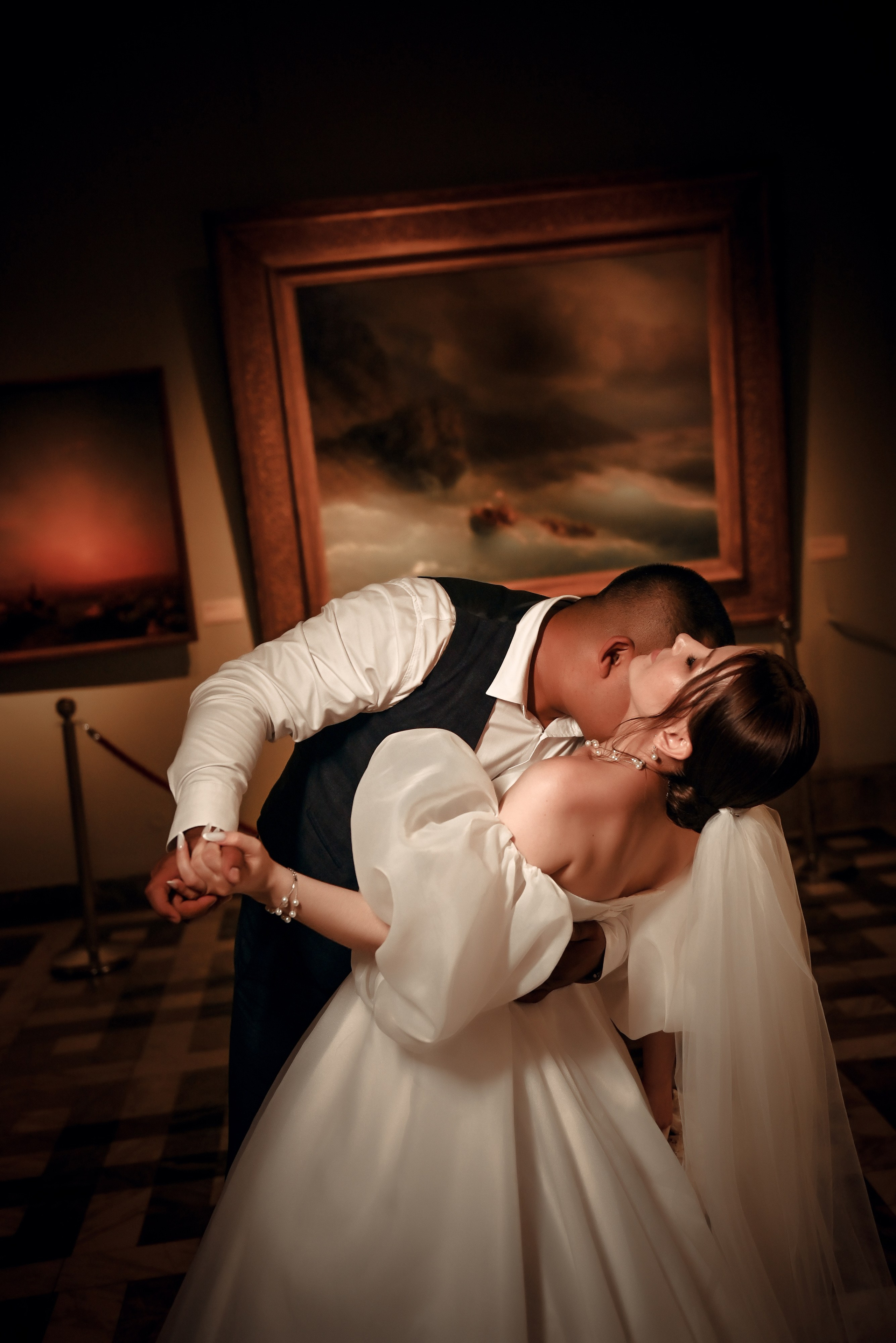 Небольшая свадебная серия в музее и прогулкой под дождем Эльмиры и Ризата. Свадебный, семейный, детский, контент фотограф в Омске Максим Ильин