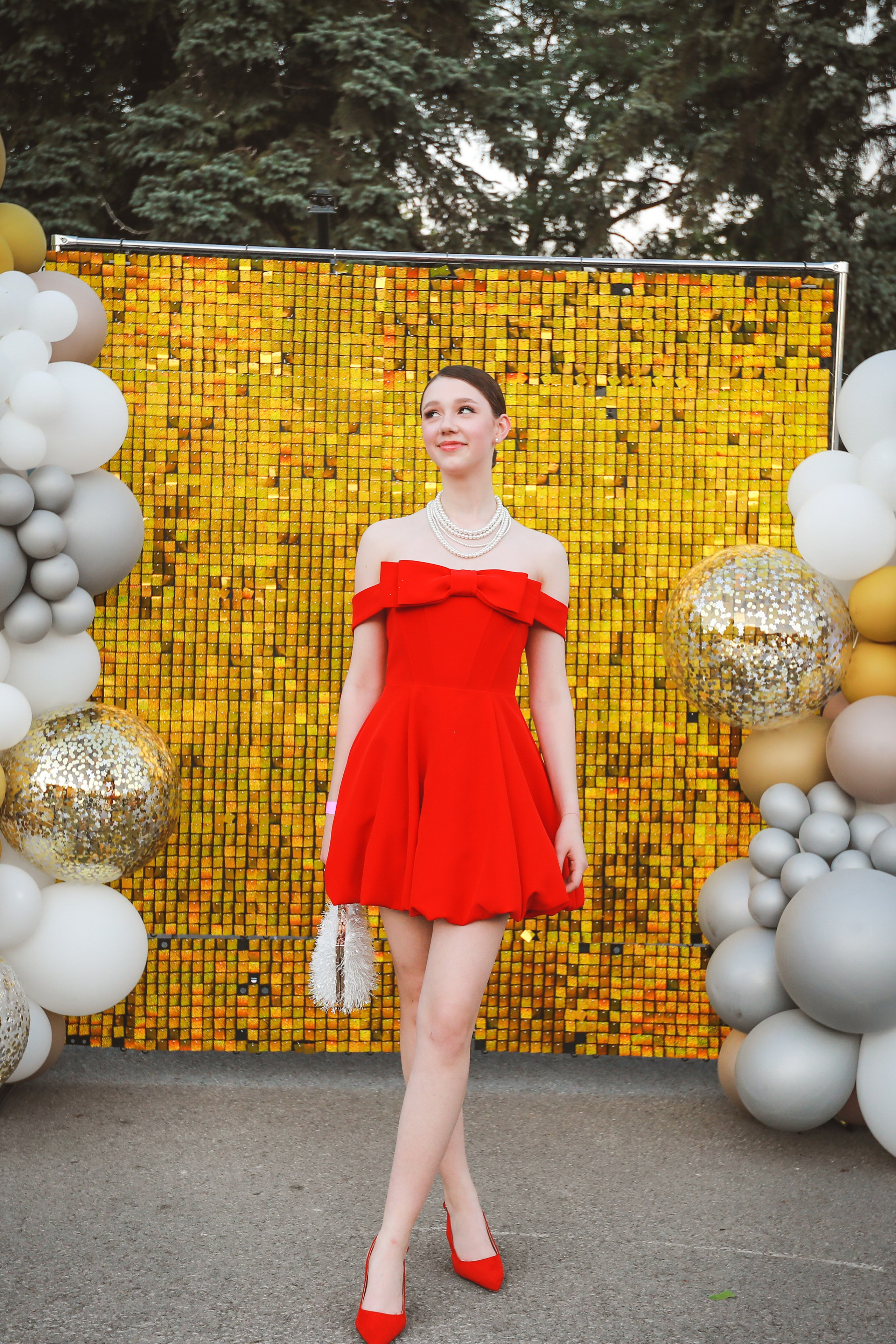 Тематическая фотосессия в красном платье на выпускном.