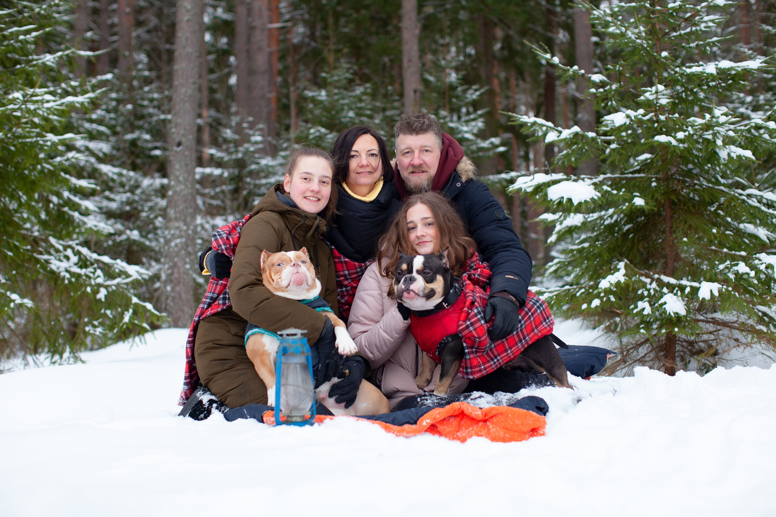 Зимой тепло в кругу семьи. Портретная и семейная съемка. Фотограф анималист