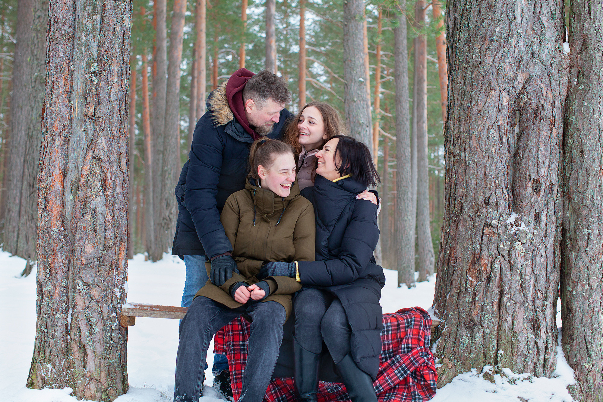 Зимой тепло в кругу семьи. Портретная и семейная съемка. Фотограф анималист
