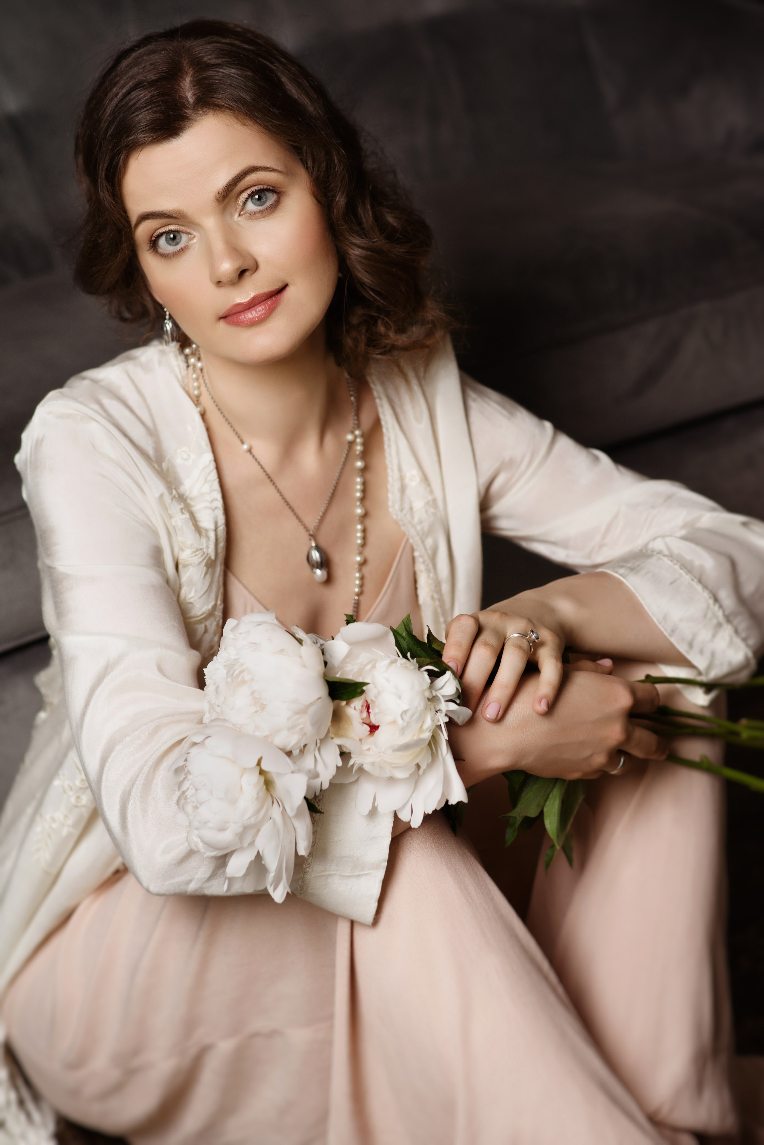 Фотосессия в образе белль эпок с цветами