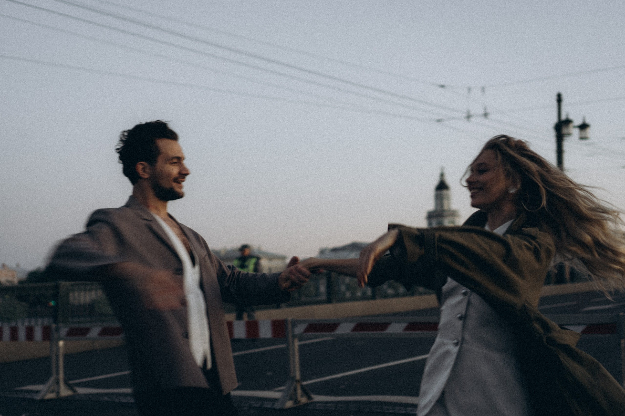 СВАДЕБНАЯ СЬЕМКА ПАРЫ НА РАССВЕТЕ В БЕЛЫЕ НОЧИ И ПРОГУЛКА С РАЗВОДНЫМИ МОСТАМИ И ПИКНИК ВОЗЛЕ ИСАКИЕВСКОГО СОБОРА. Профессиональный фотограф, Санкт-Петербург — Виктория Богомолова