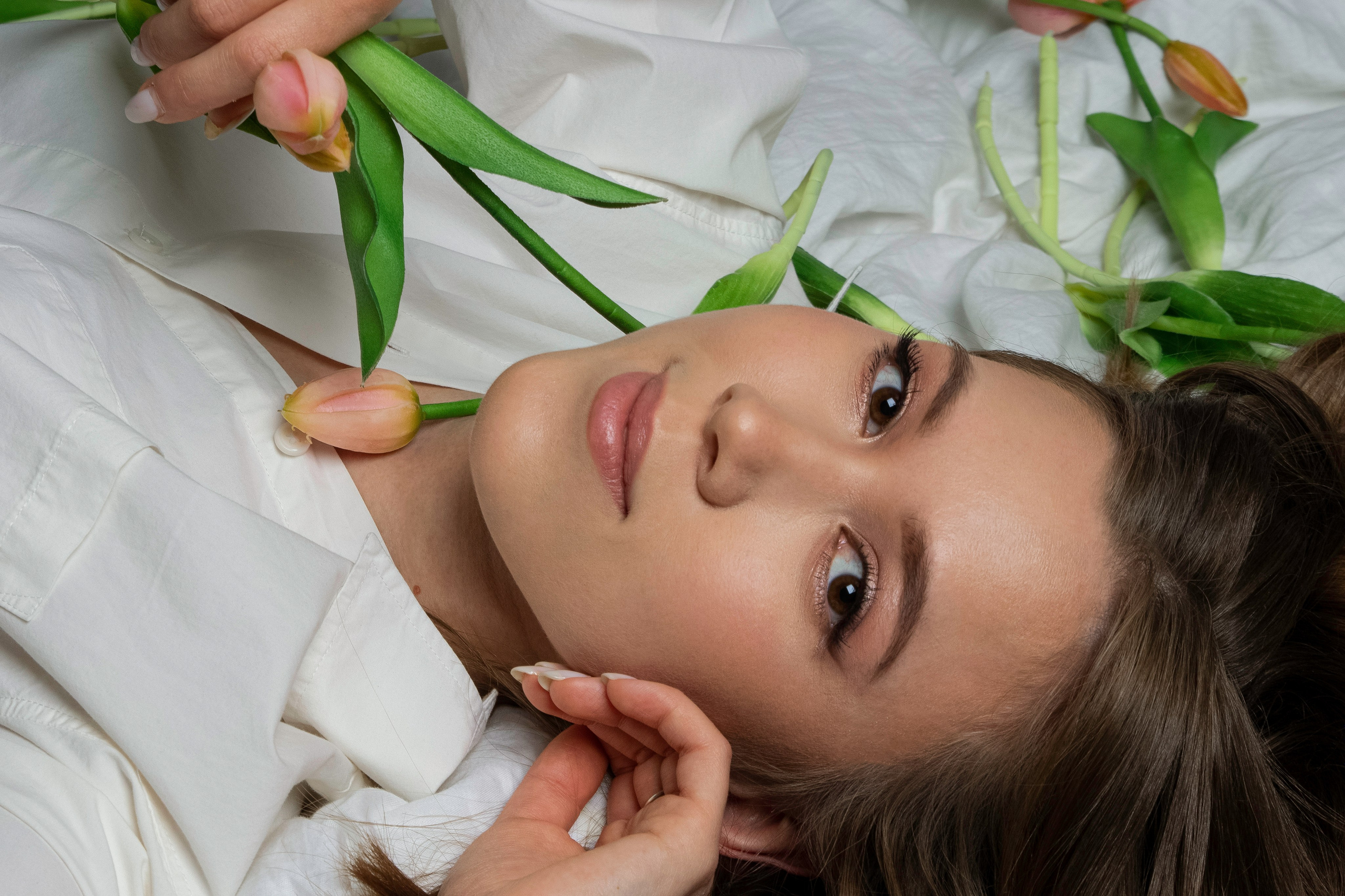 портрет лежащей девушки с цветами