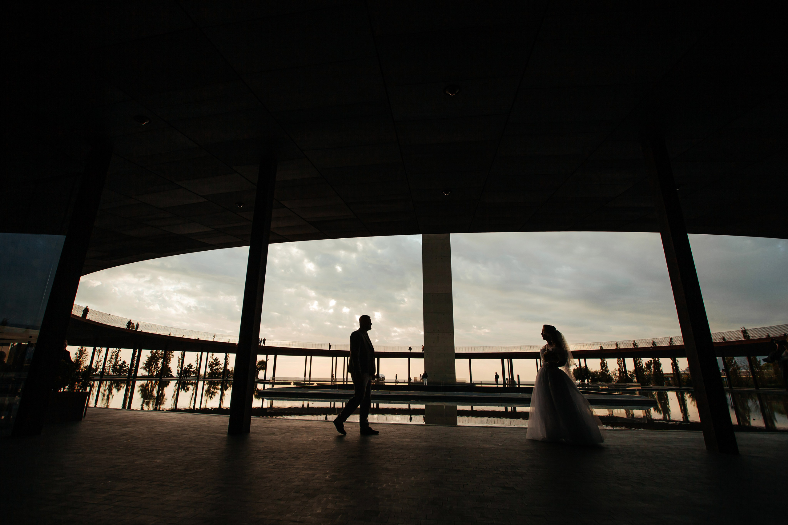 влюбленная пара идет навстречу друг другу в мрия