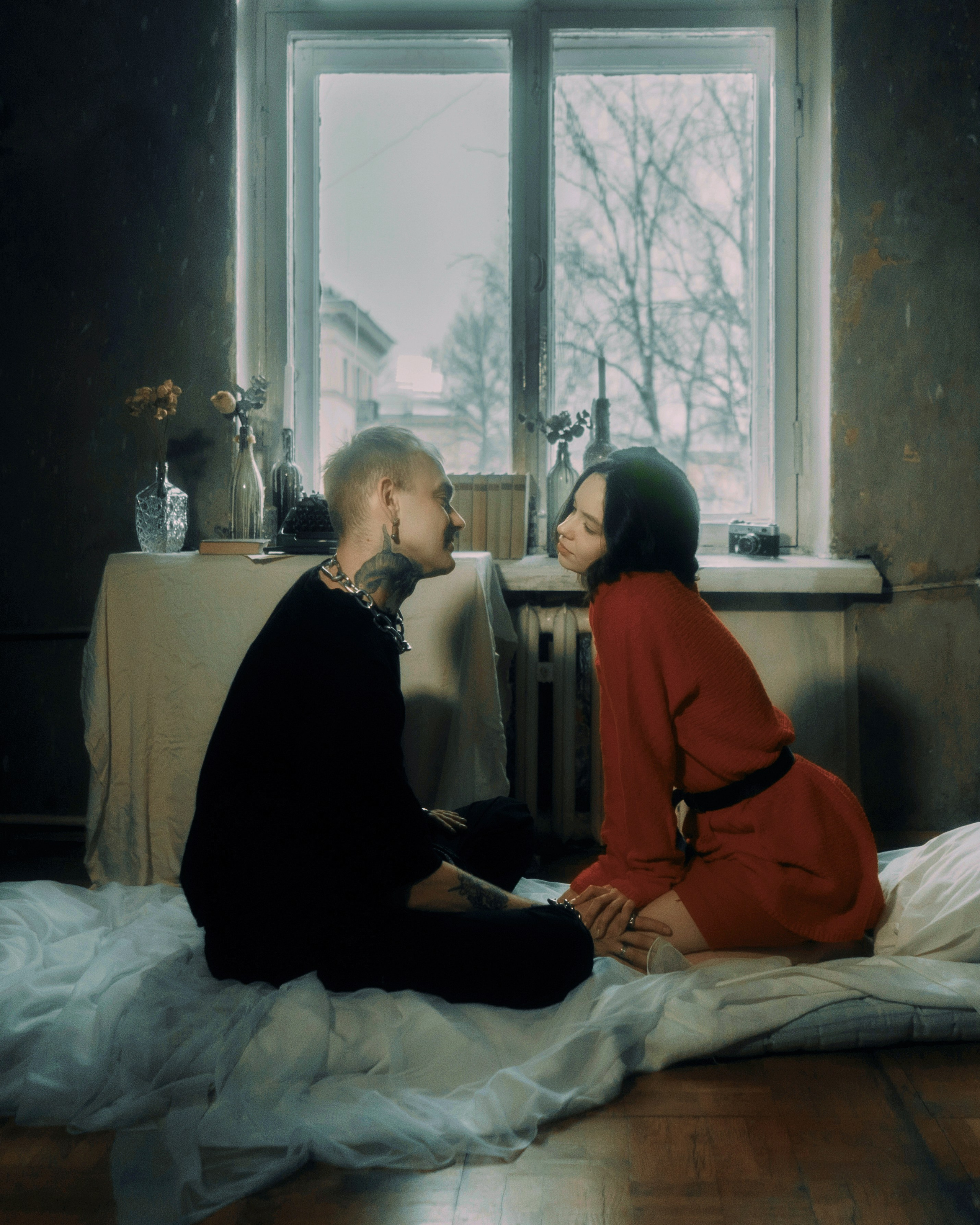 Авторская love story фотосессия, кино-пленочный стиль, пара на матрасе у окна, фотостудия СПб, фотограф