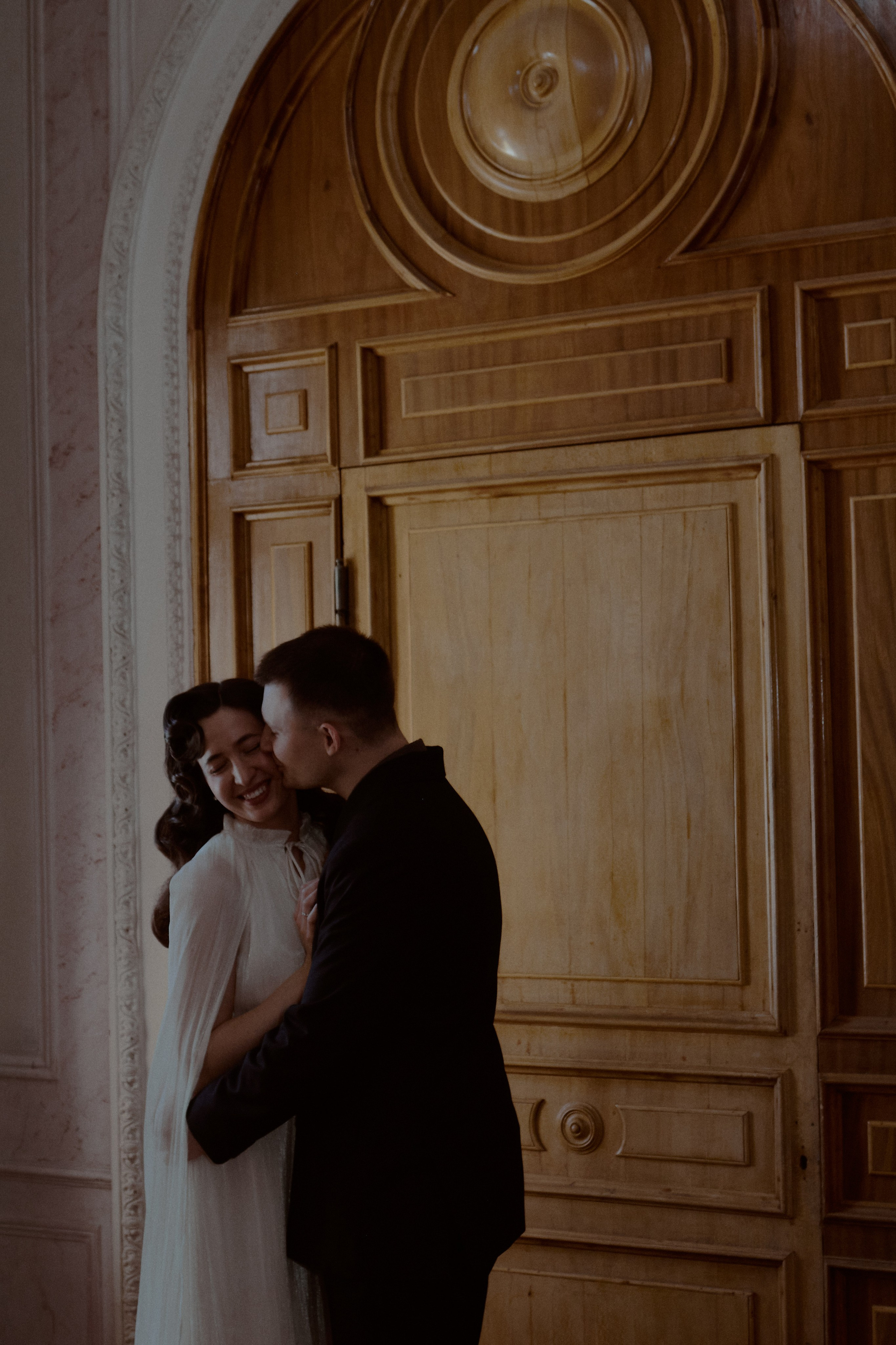 Свадебное лавстори в стенах библиотеки им. Пушкина. Свадебный фотограф в Москве Приятелева Ангелина