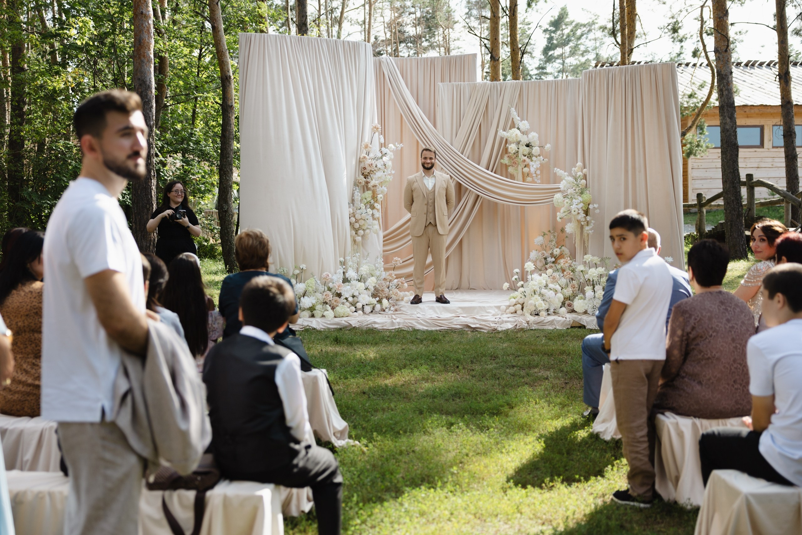 Здравствуйте! Я свадебный фотограф из Ульяновска, работаю в том числе по всей России и с выездом за границу. Снимаю свадьбы, lovestory, корпоративы, светский репортаж. Провожу обучение по фотографии, мастер-классы и воркшопы для других фотографов.