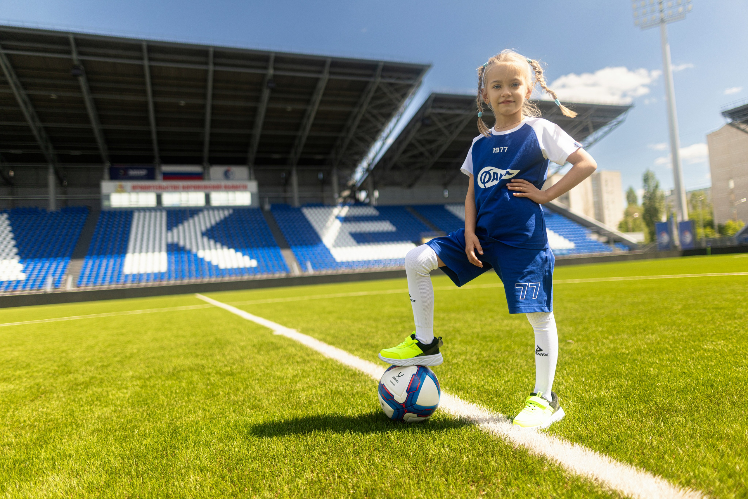 Детский портрет с Алисой на футбольном стадионе. Дмитрий Шульгин, портретный фотограф в Воронеже