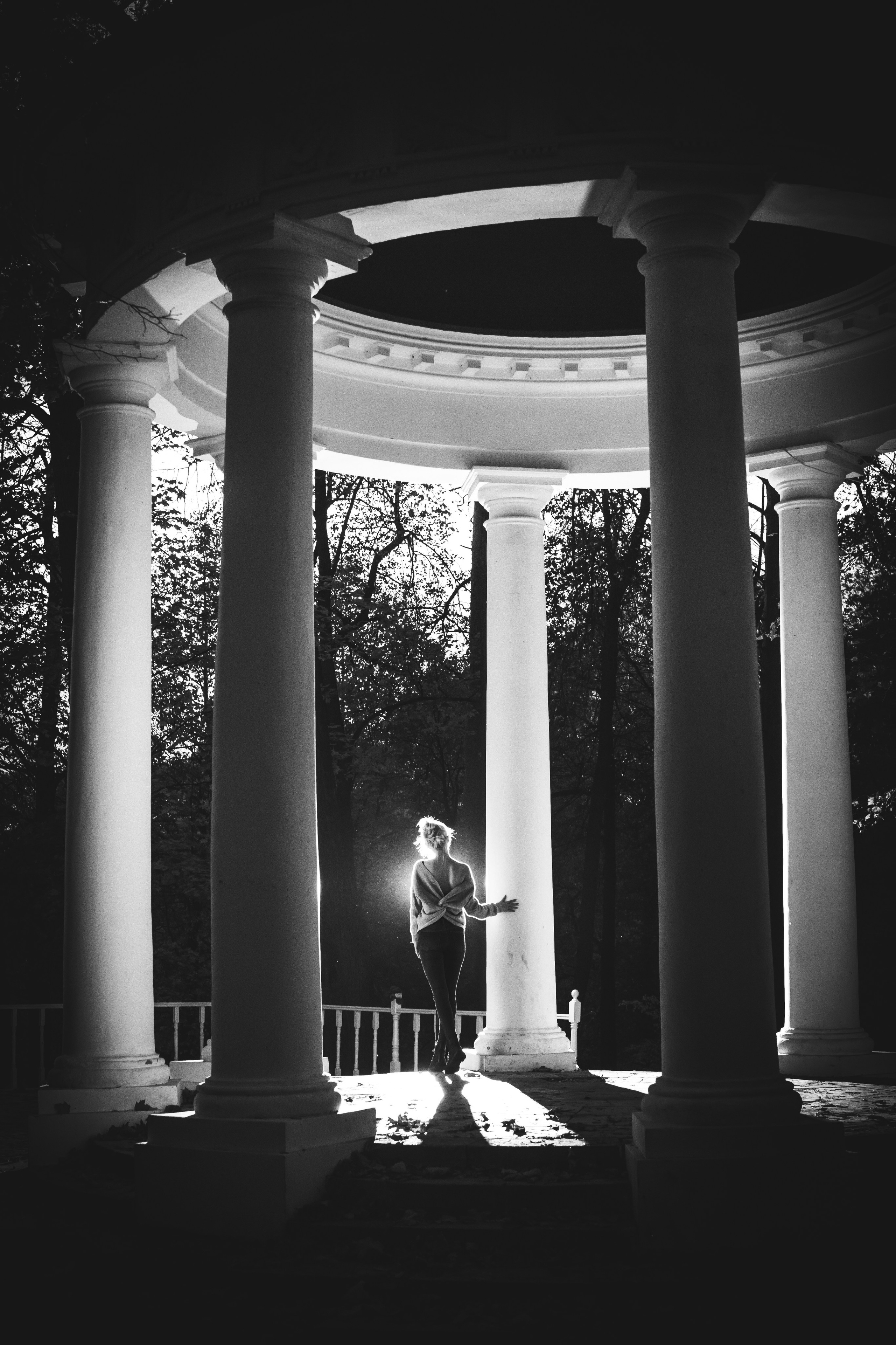 девушка танцует в ротонде в усадьбе Суханова