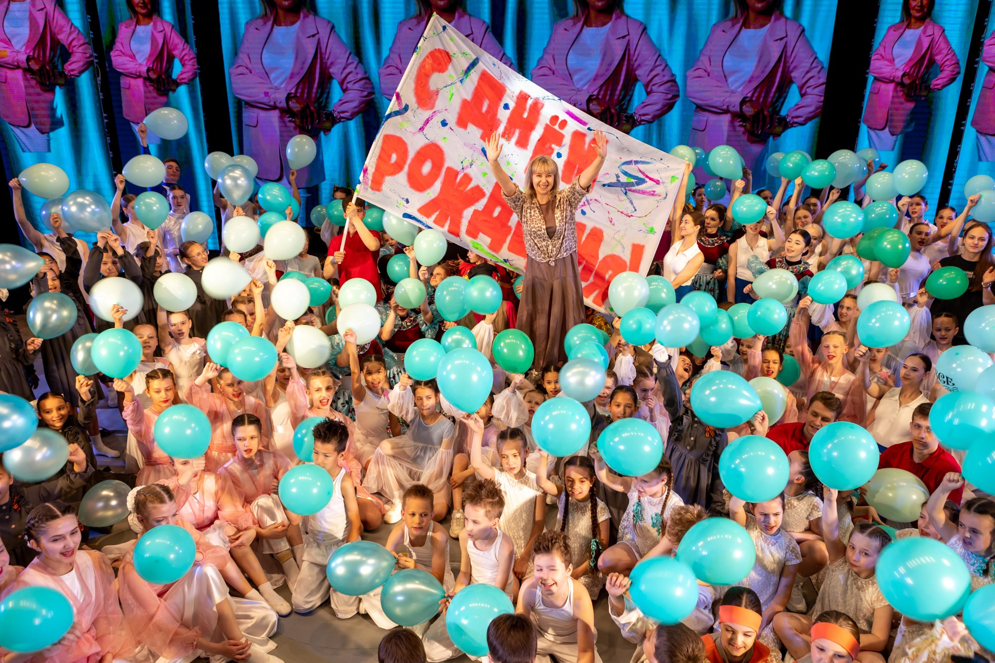 Отчетный концерт Заслуженного коллектива РФ «Жемчужинка» в Оренбурге, ДК «Россия», 2025 г. Фотограф в Оренбурге. Профессиональный фотограф