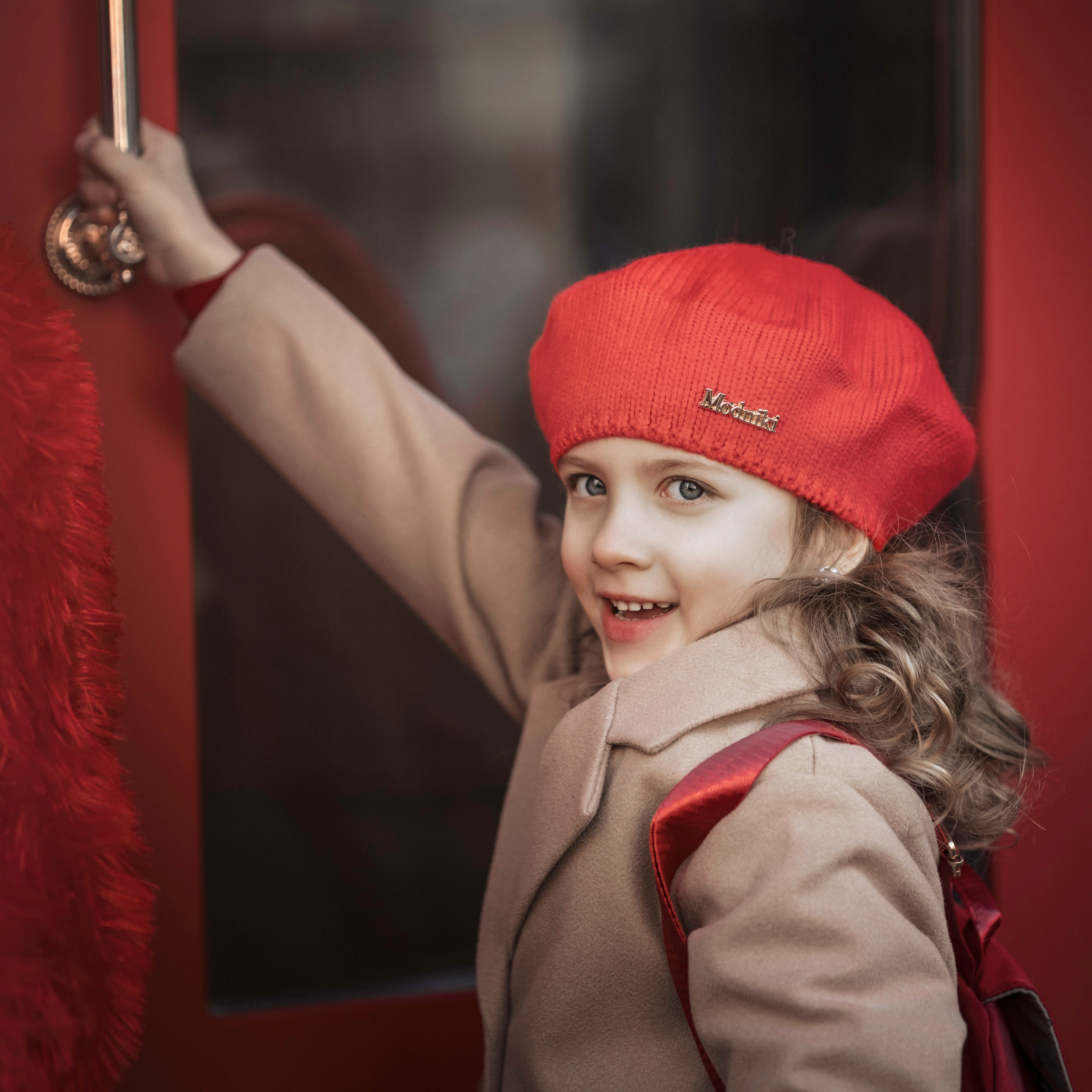 Семейная фотосъемка в Москве для мамы и дочки. Прогулка днем по новогодней Москве украшенной зимними новогодними елками и шарами, красно-бежевая, Третьяковский проезд, Манежная площадь, ГУМ-ярмарка