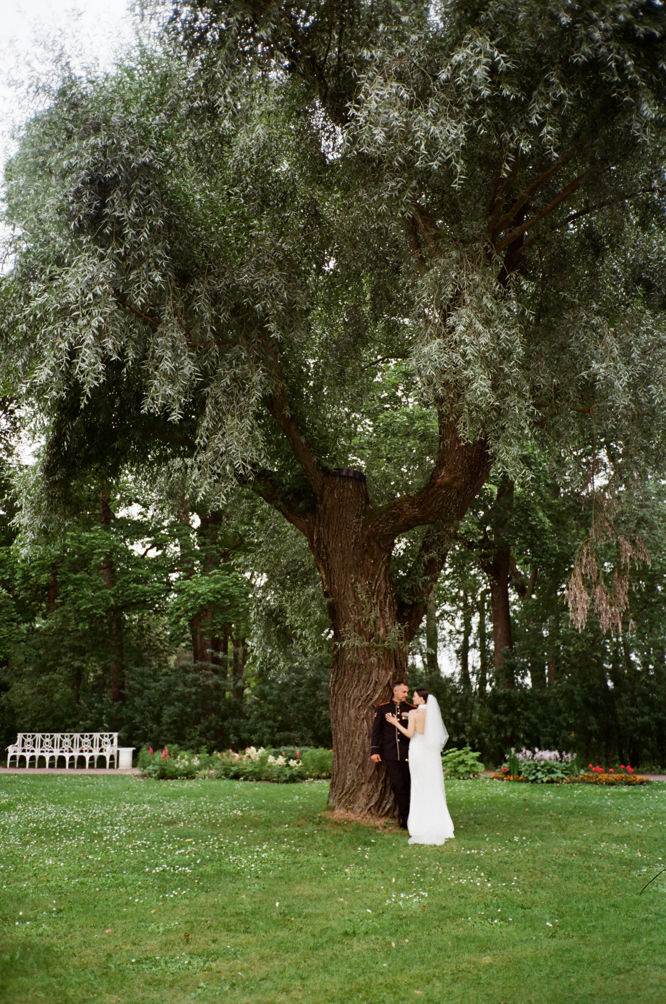 Свадебная фотосессия на пленку. Сестры Карабаза. Фотографы и ретушеры в Москве и Санкт-Петербурге