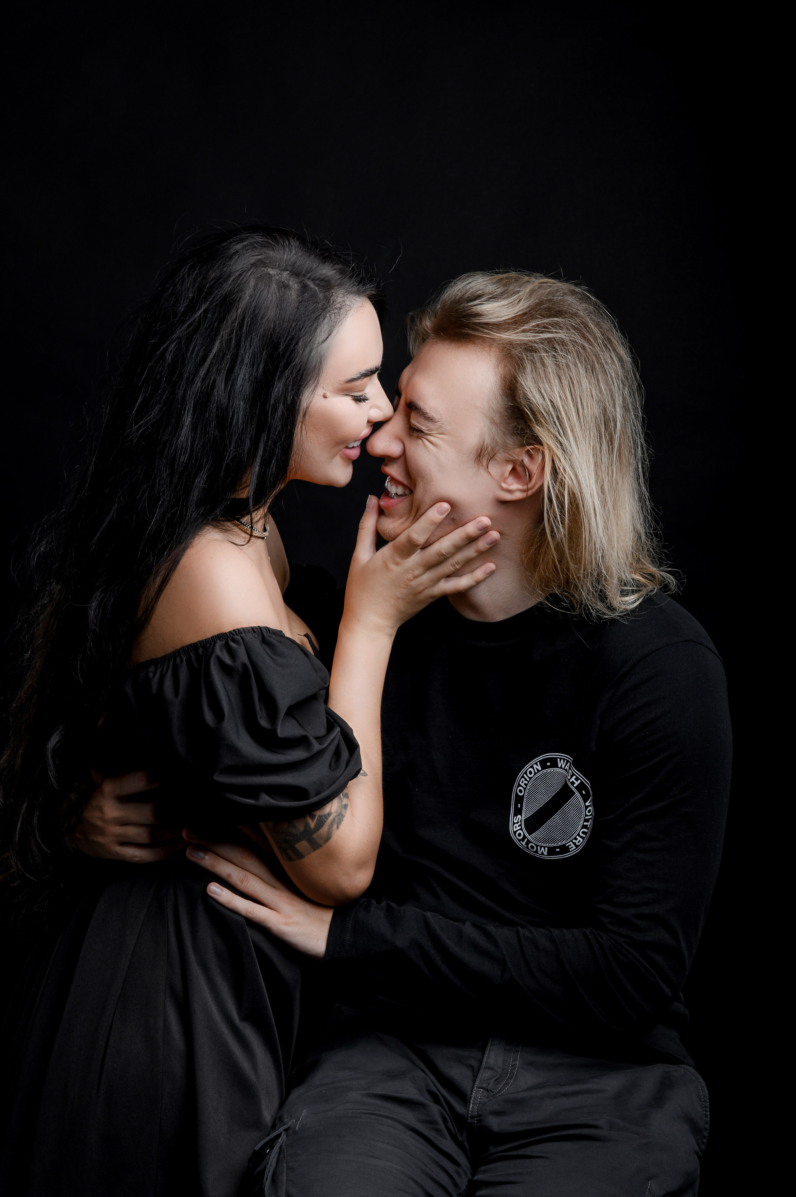 Виктория и Роман — фотосессия в студии в Караганде. Свадебный фотограф Караганда