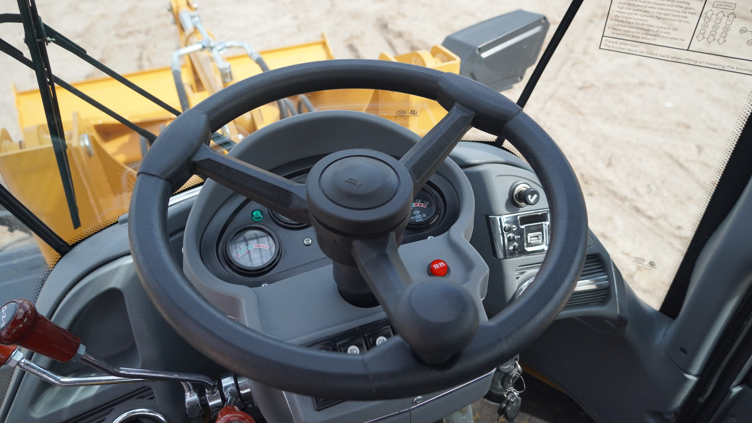 Фото фронт.погр. Beezone 906. Продажа и обслуживание грузовой техники и спецтехники в г. Новосибирск компания СТИ