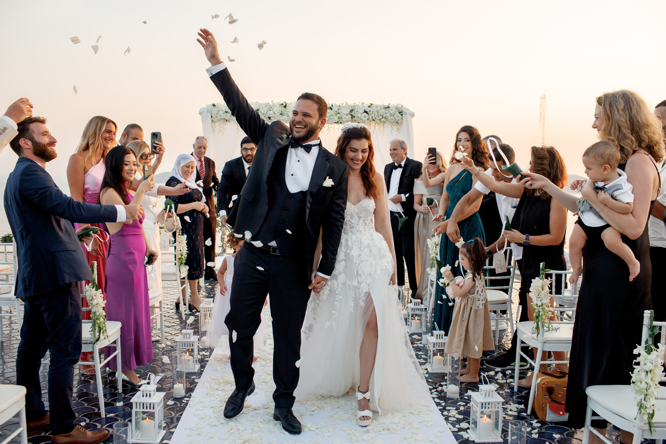 жениха и невесту осыпают лепестками 