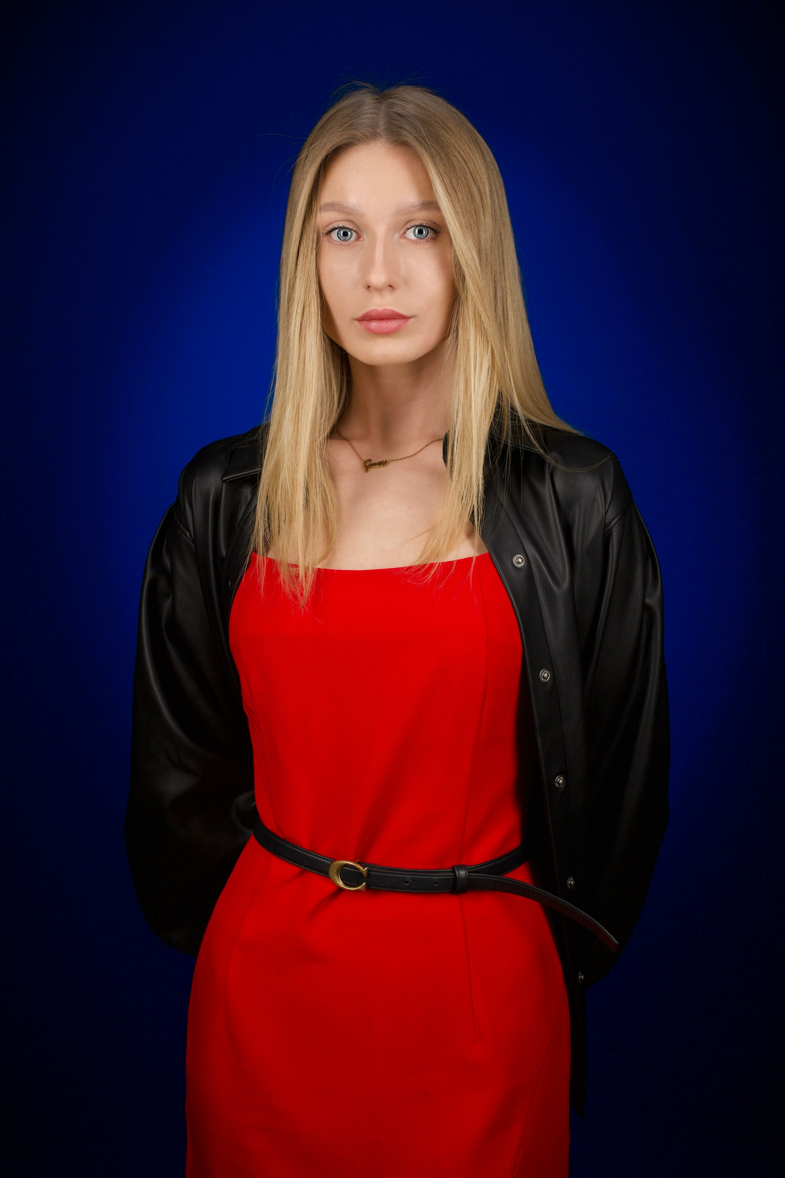 "Профессиональный портрет мужчины в студии""Женский портрет с естественным освещением""Крупный план портрета улыбающейся женщины""Портретная съемка в студии для делового портфолио"Для съемки сотрудников компании:"Группа сотрудников компании на корпоративной фотосессии""Портреты сотрудников офиса для корпоративного сайта""Фотосъемка команды компании в рабочей обстановке""Деловой портрет сотрудника для бизнес-профиля"