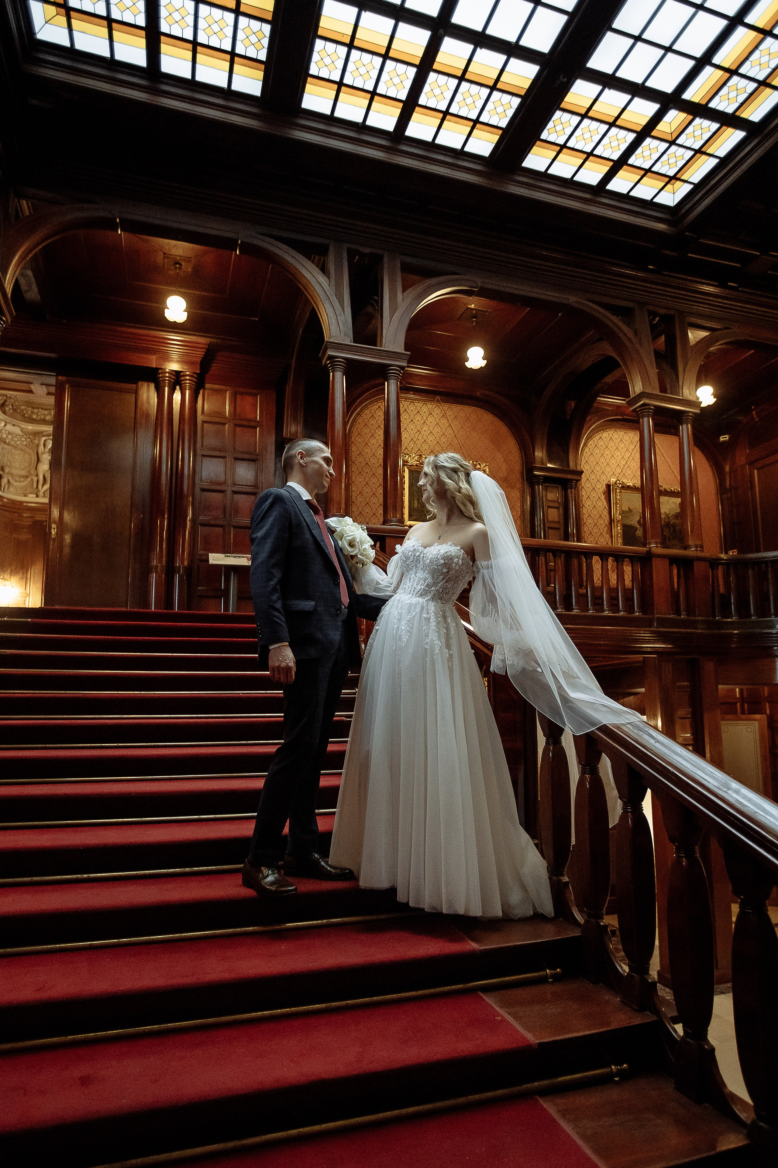 Ślubna sesja zdjęciowa w Muzeum. Свадебный фотограф Варшава Лодзь Польша Елена Юцова
