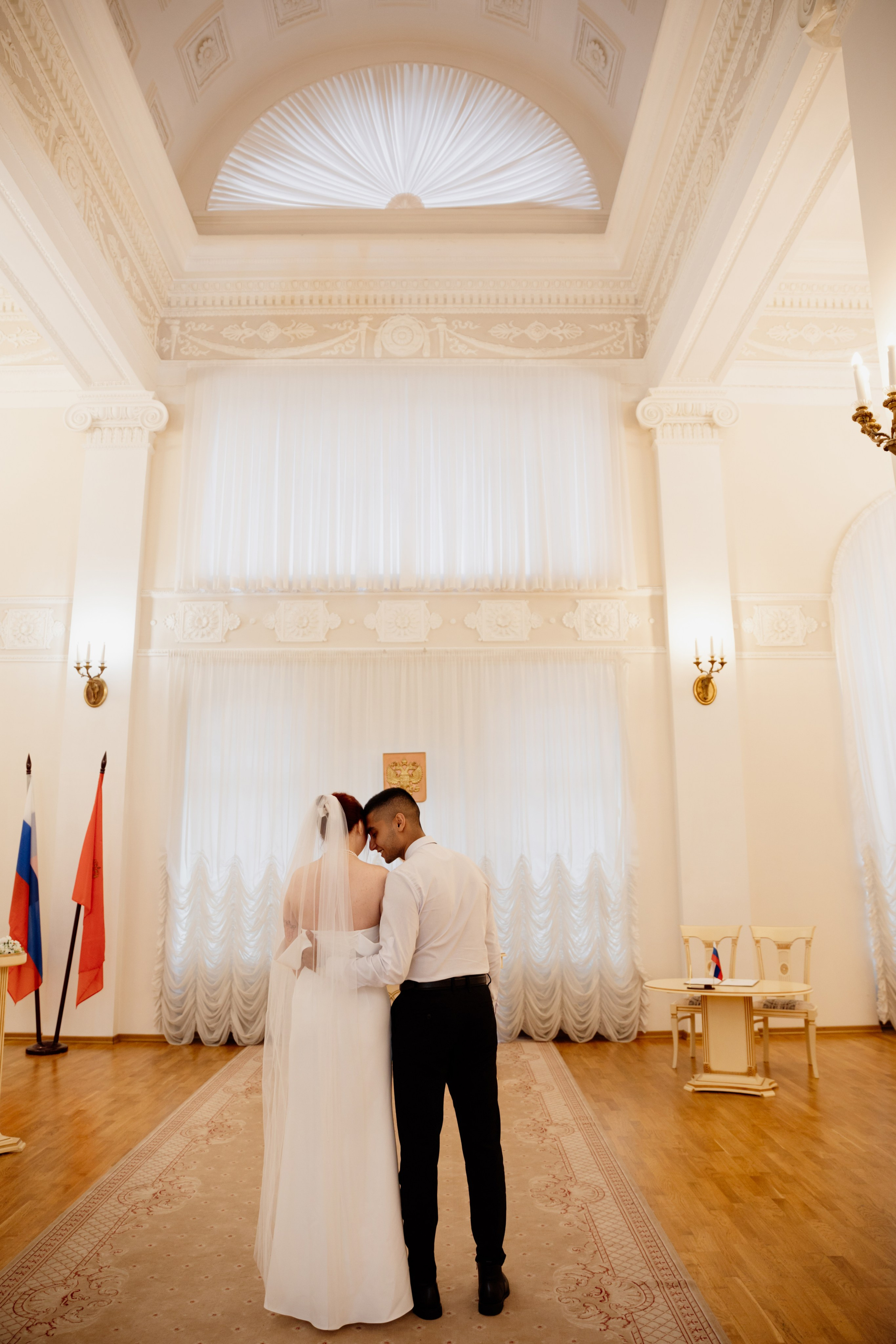 Свадебная фотосессия в пространстве SENO, регистрация в ЗАГСе Адмиралтейского района. Фотограф в Санкт-Петербурге Разиля Идиятуллина