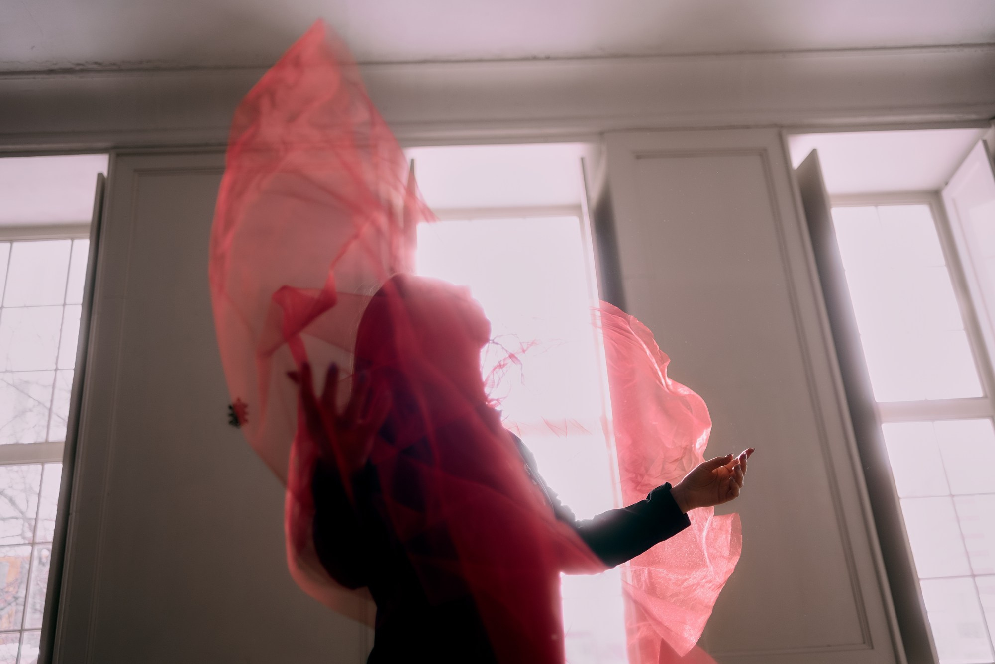 Девушка с красной вуалью, художественная съемка в Тюмени