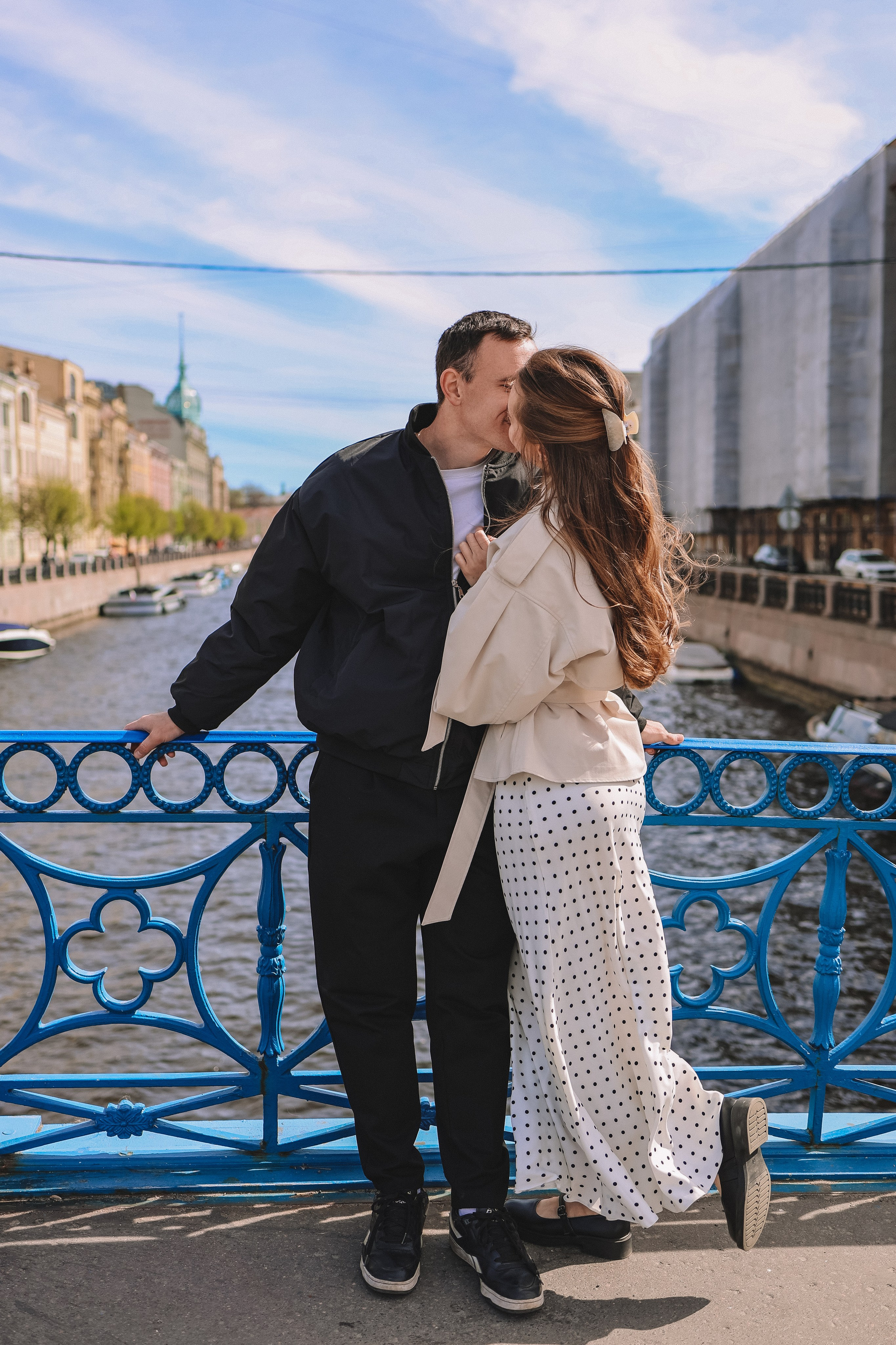 Съемка лавстори на Поцелуевом мосту в Санкт-Петербурге