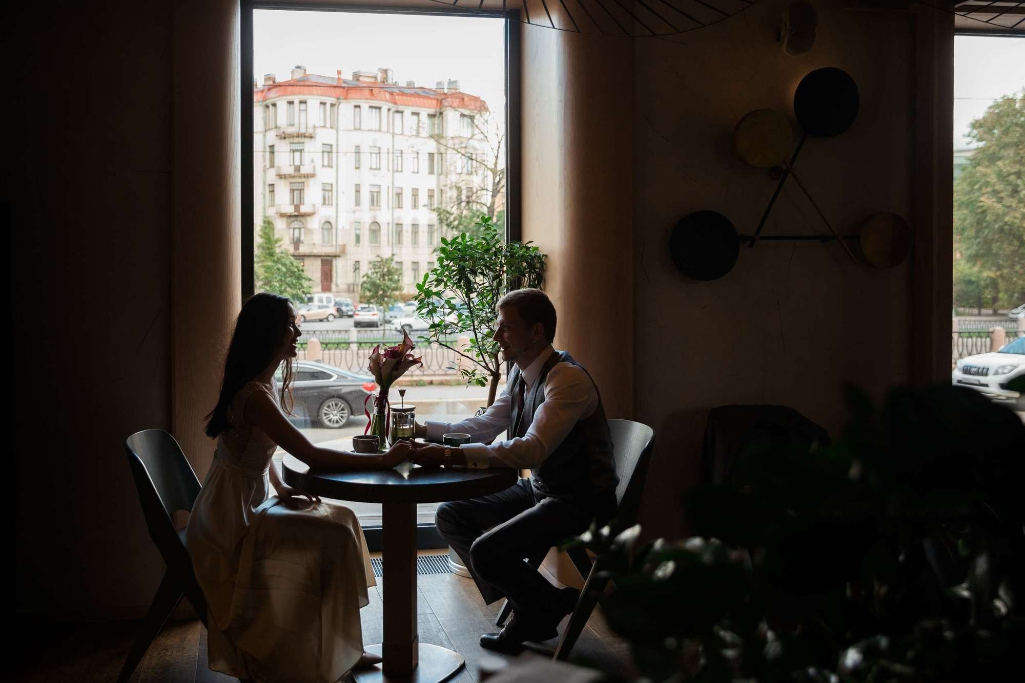 Молодожены вдвоём в ресторане