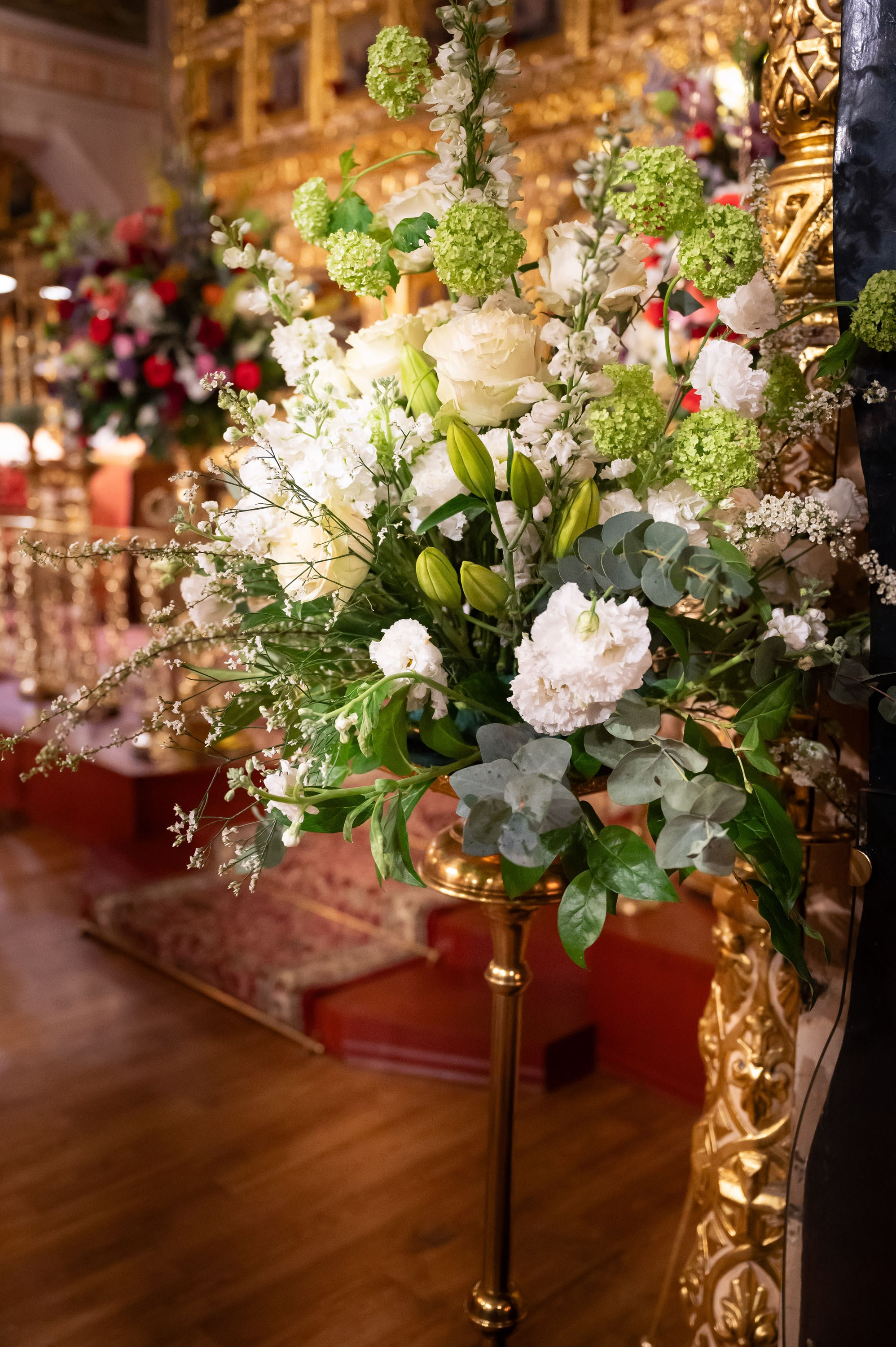 Храм Преображения Господня в Богородском. Цветы на Пасху. Антон и Татьяна Денисенко — В храме