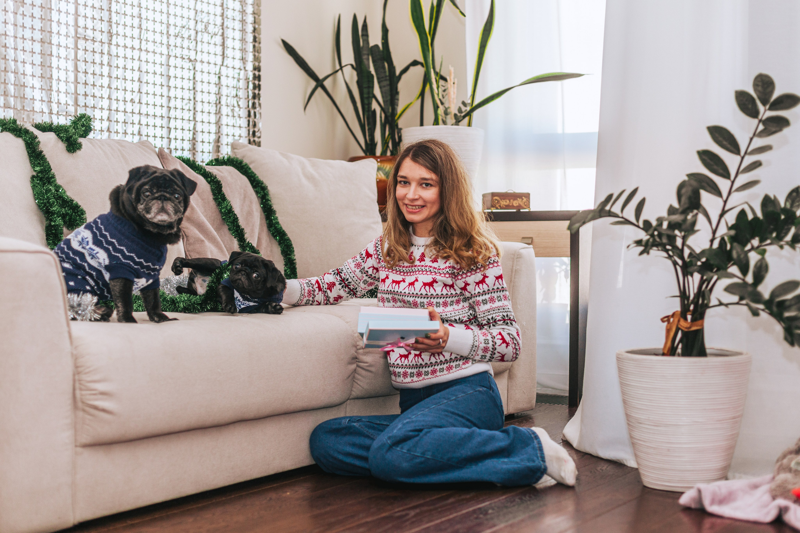 Домашняя фотосессия Оли и двух ее мопсов. Фотограф-анималист Татьяна Степанова