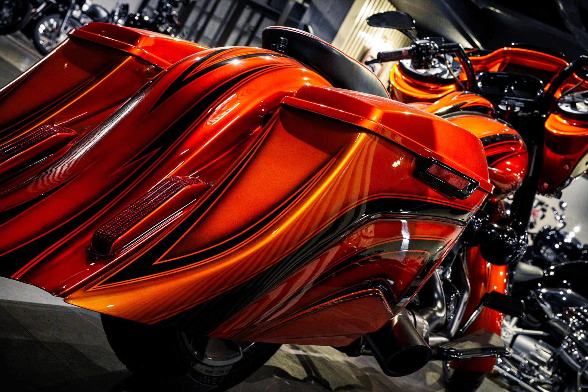 Деталь выхлопа и заднего колеса мотоцикла Harley-Davidson