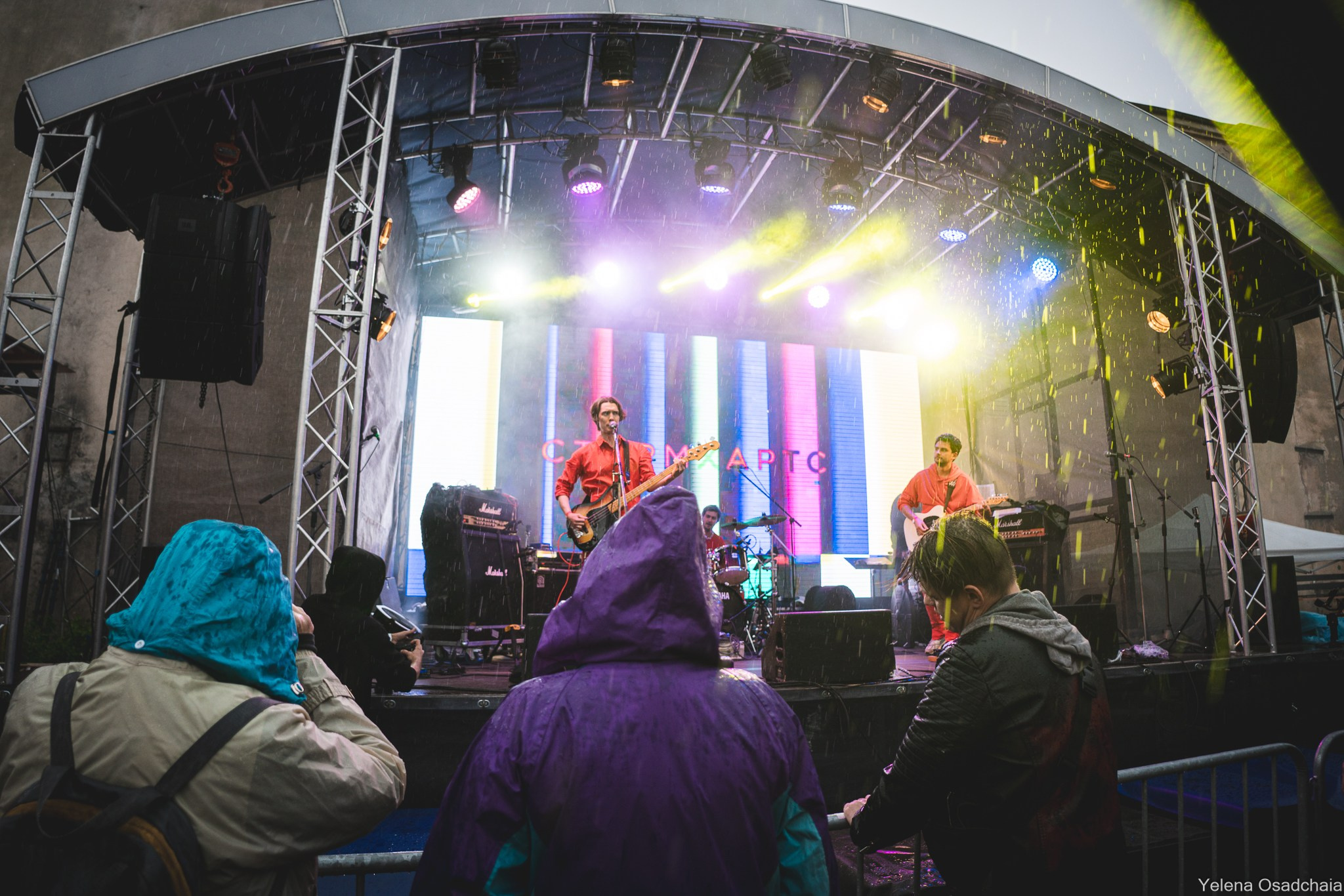 Живой 2025 — День 1. Елена Осадчая — фотографирую музыку на сцене и в жизни