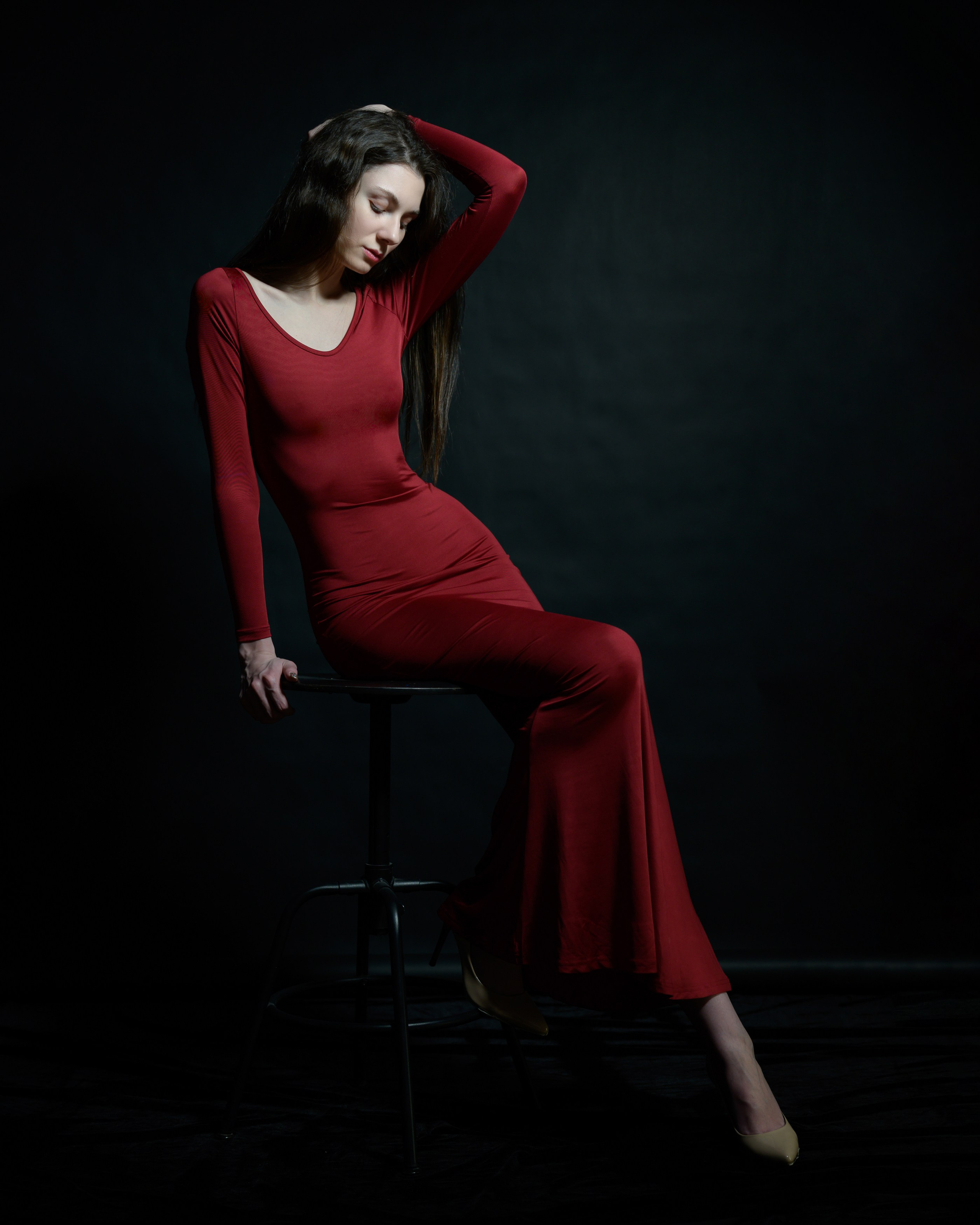 Девушка в красном платье. Фотосъемка в студии с постоянным светом. 