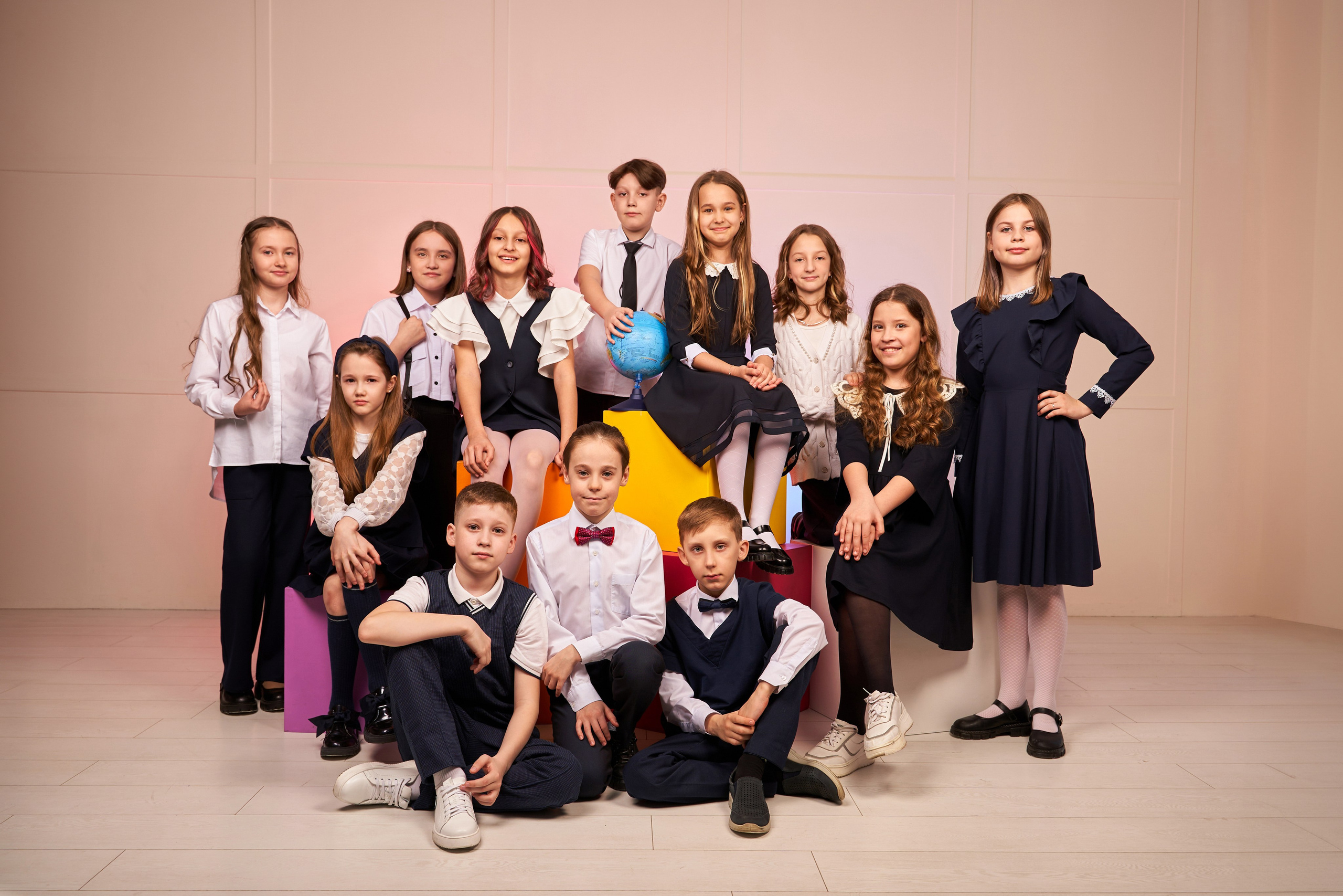 Выпускные альбомы для младших классов в Красноярске от AlbomKras 📚👶. AlbomKras -выпускные альбомы Красноярска с авторским дизайном и качественной фотосъемкой! ⭐⭐⭐⭐⭐ 5.0