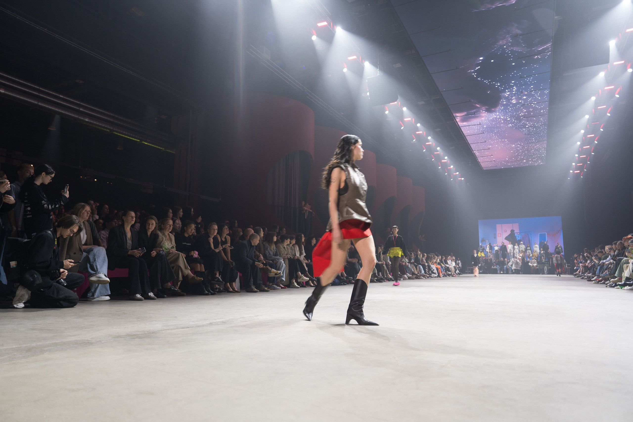 Показ Школы дизайна НИУ ВШЭ. Фотограф Николай Прокофьев модельные тесты в Москве