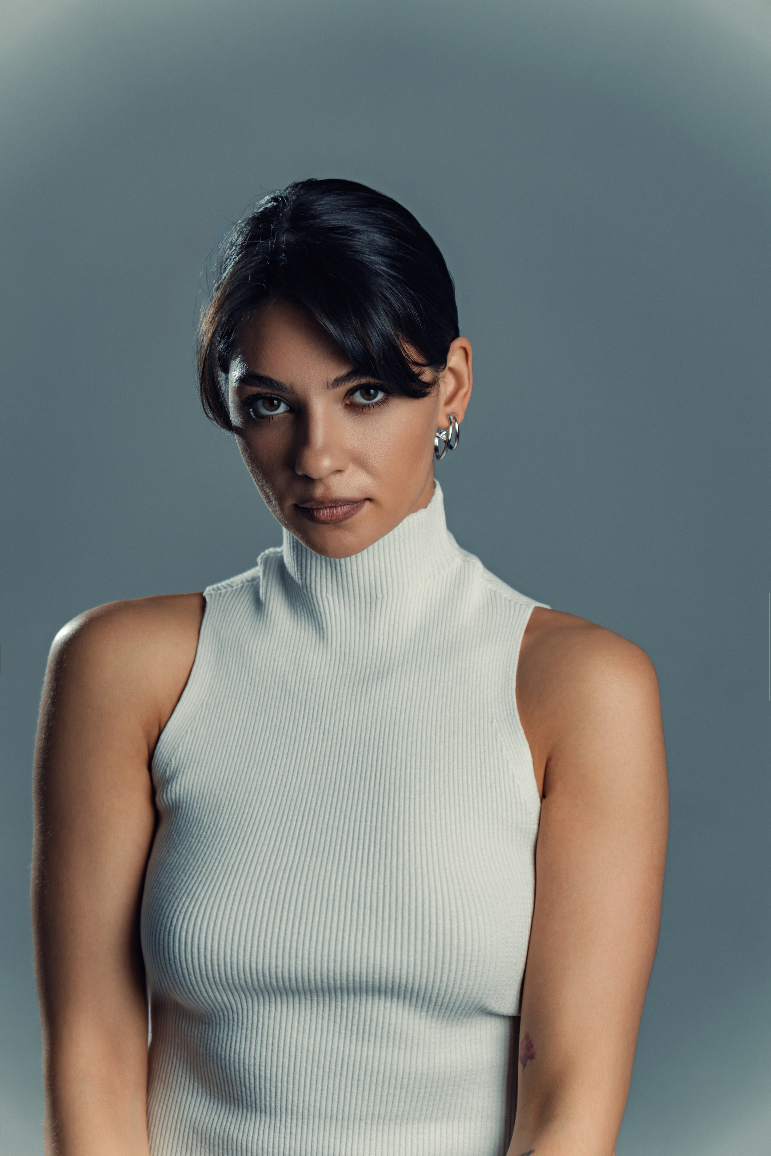 Studio portrait photoshoot on a cyclorama in Kazan - Anton Avanzato