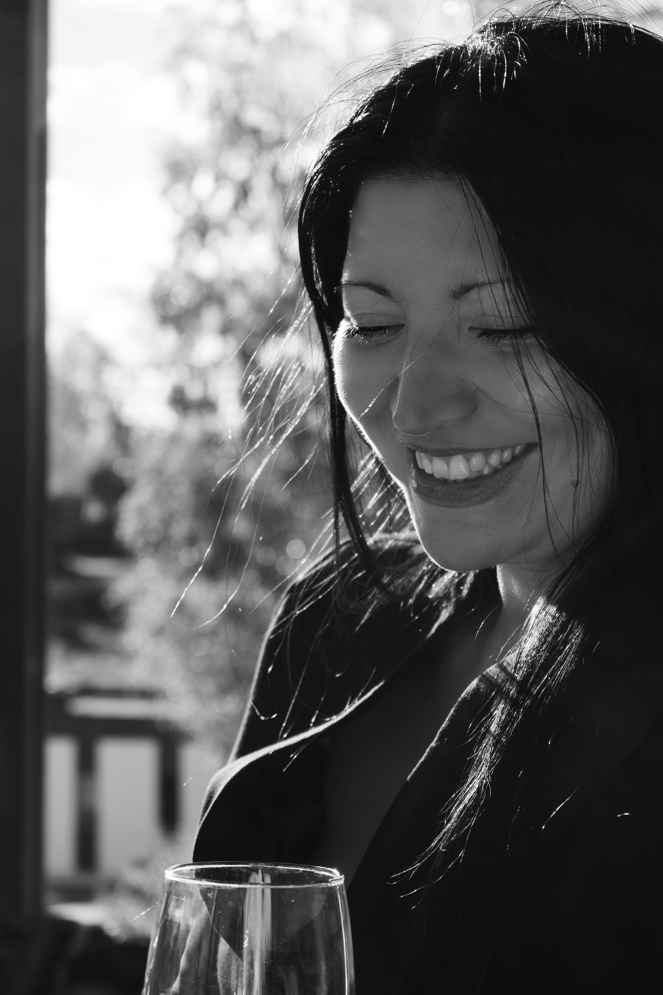 Девушка улыбается черно-белая фотография