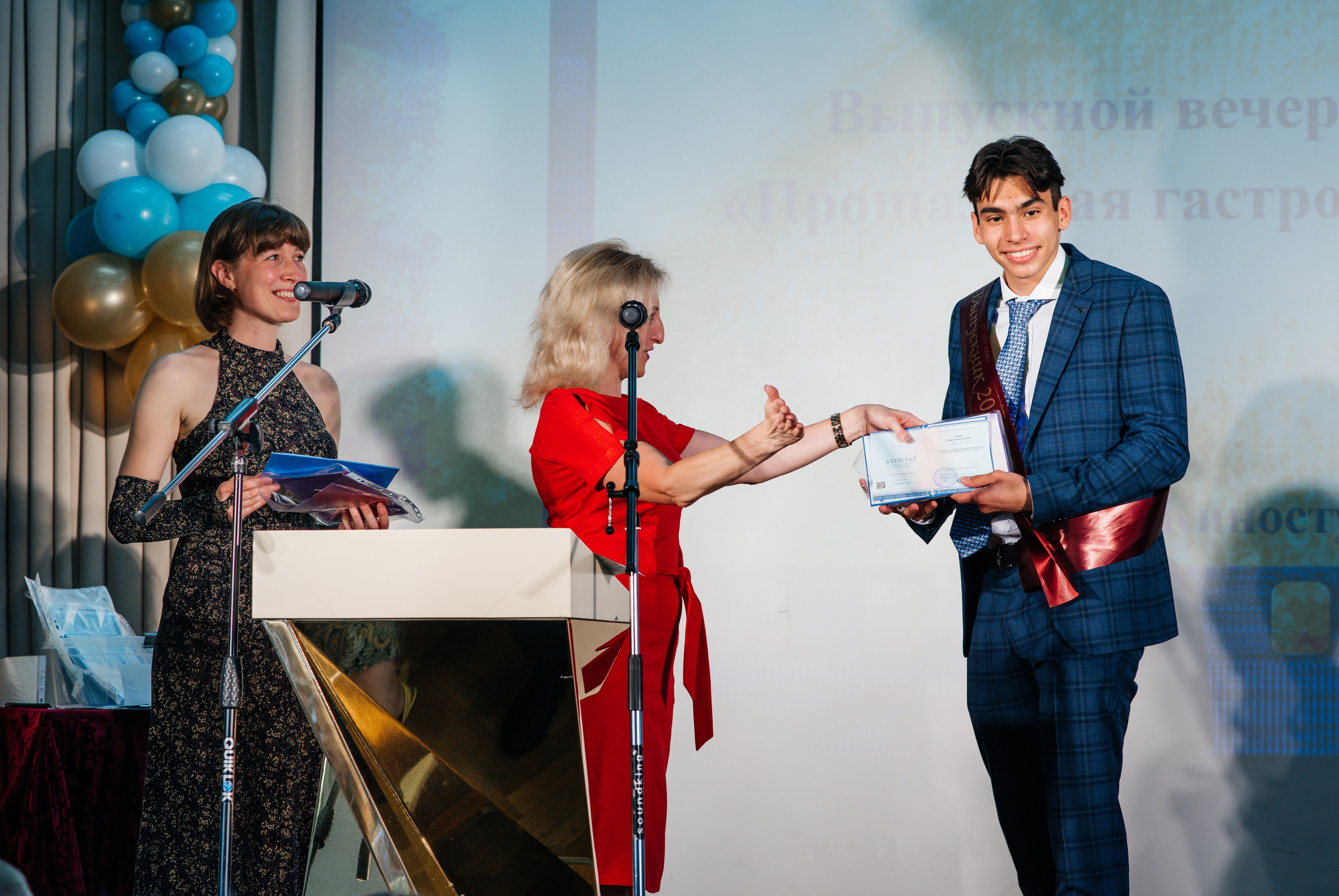 Вручение аттестатов. Выпускные альбомы в Подольске Москве и МО