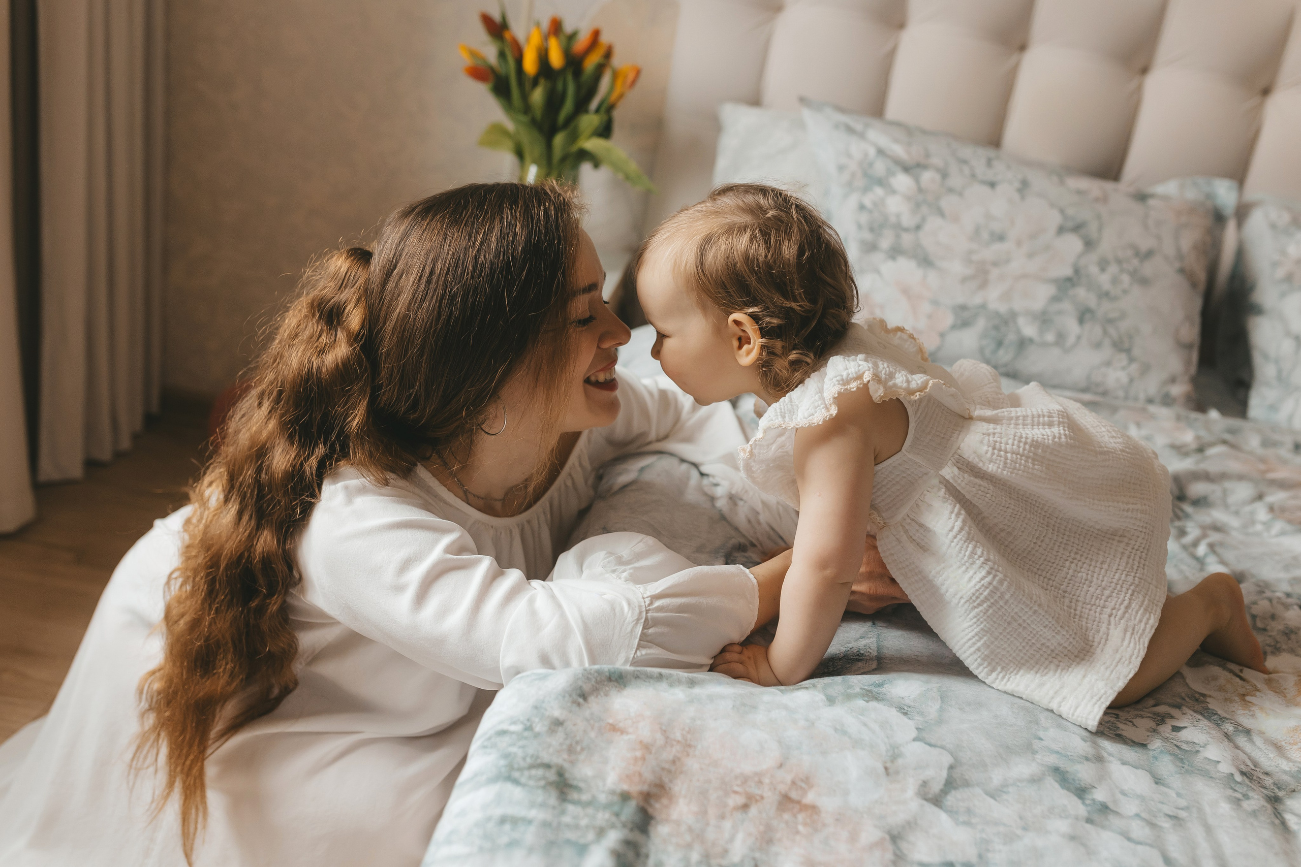 Весенняя домашняя семейная фотосессии мамы с дочками. Семейный и женский фотограф в Москве Надежда Воробьева