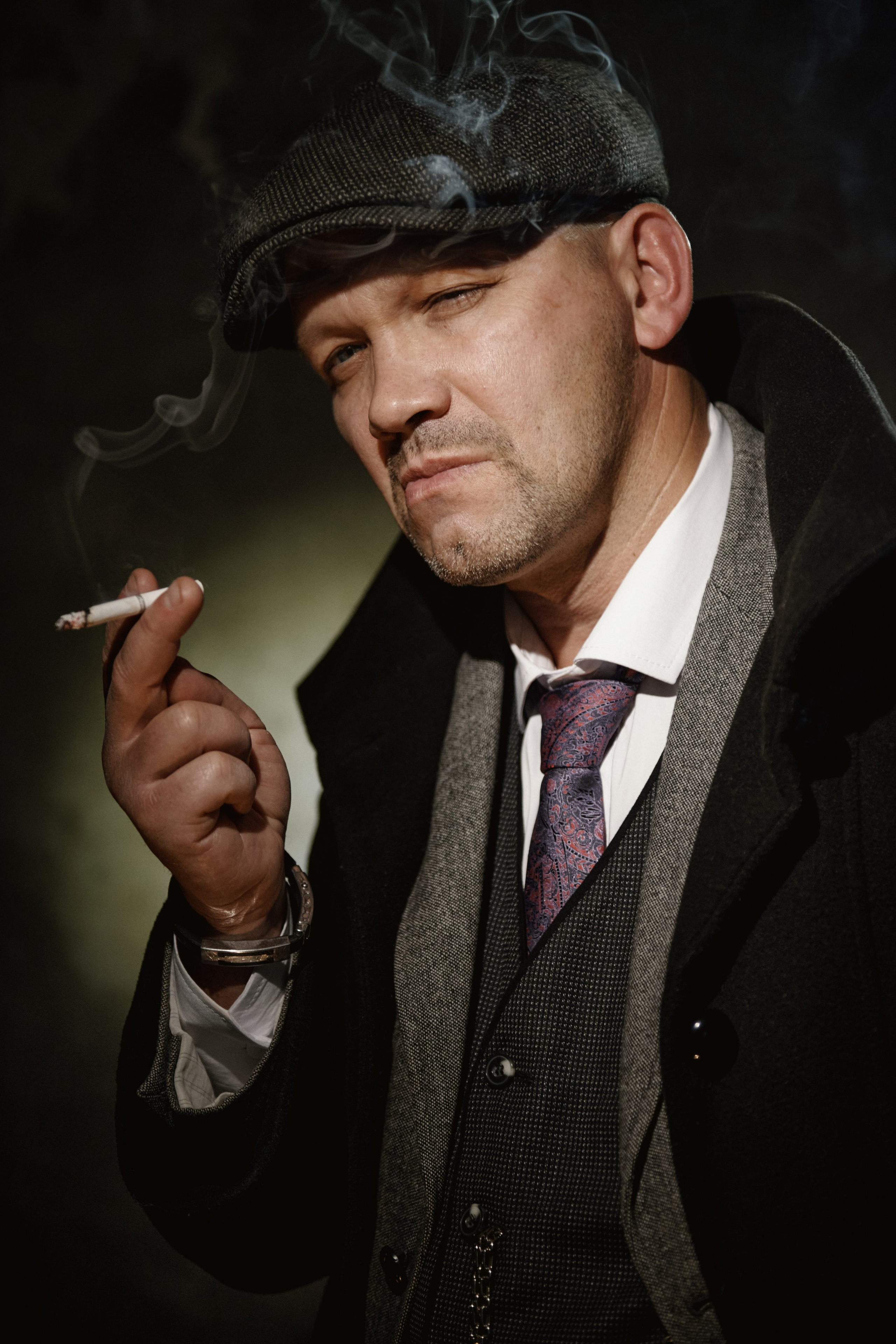 Портрет мужчины в стиле сериала "ОСТРЫЕ КОЗЫРЬКИ"