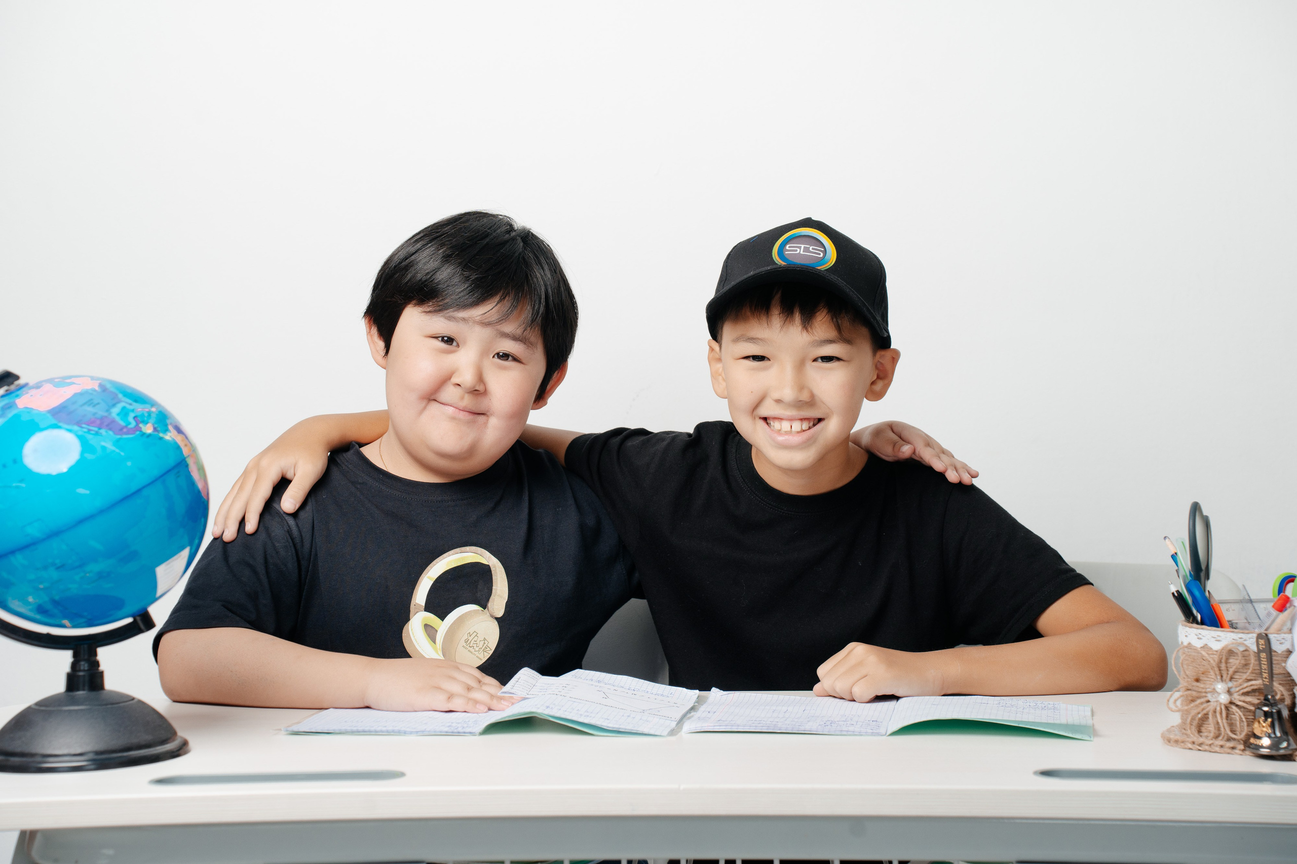 По двое. Выпускные альбомы в Нур-Султане (Астана) и по всему Казахстану