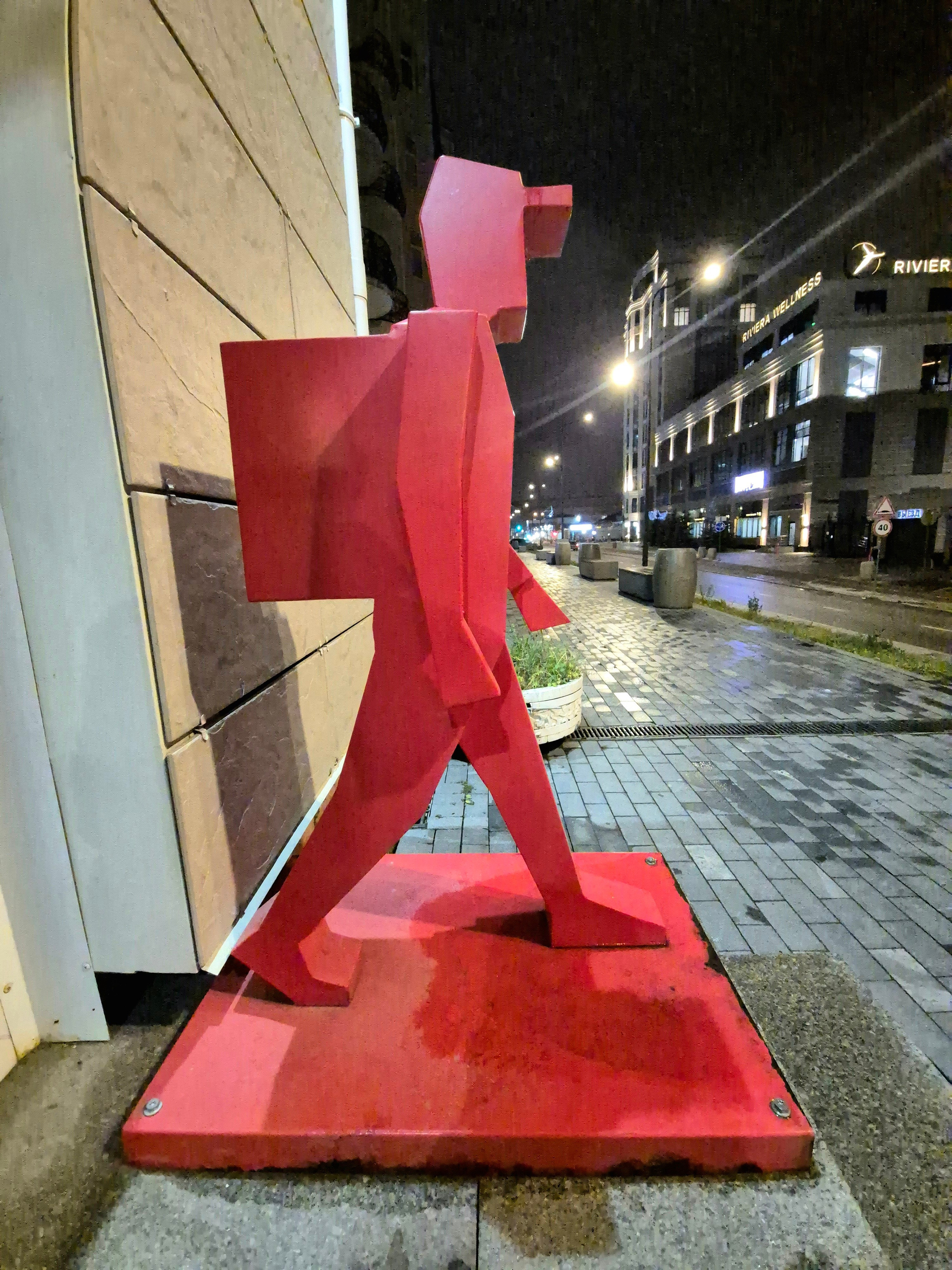 Стилизованный курьер из сети Жизнь-март