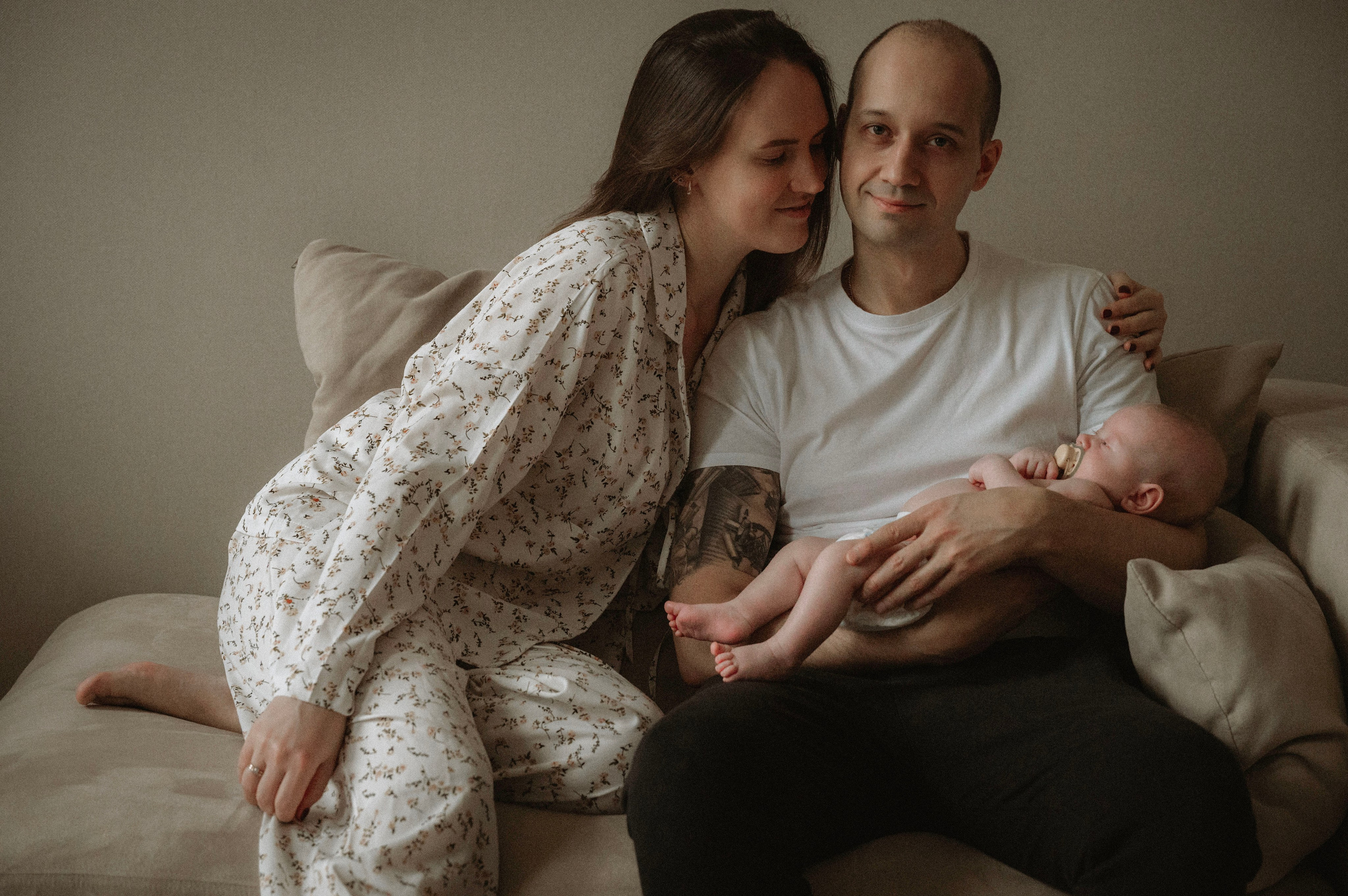 Семейная домашняя фотосессия. Профессиональный фотограф беременности в СПБ. Стильные фотосессии беременности в стиле минимализм и классическая фотография