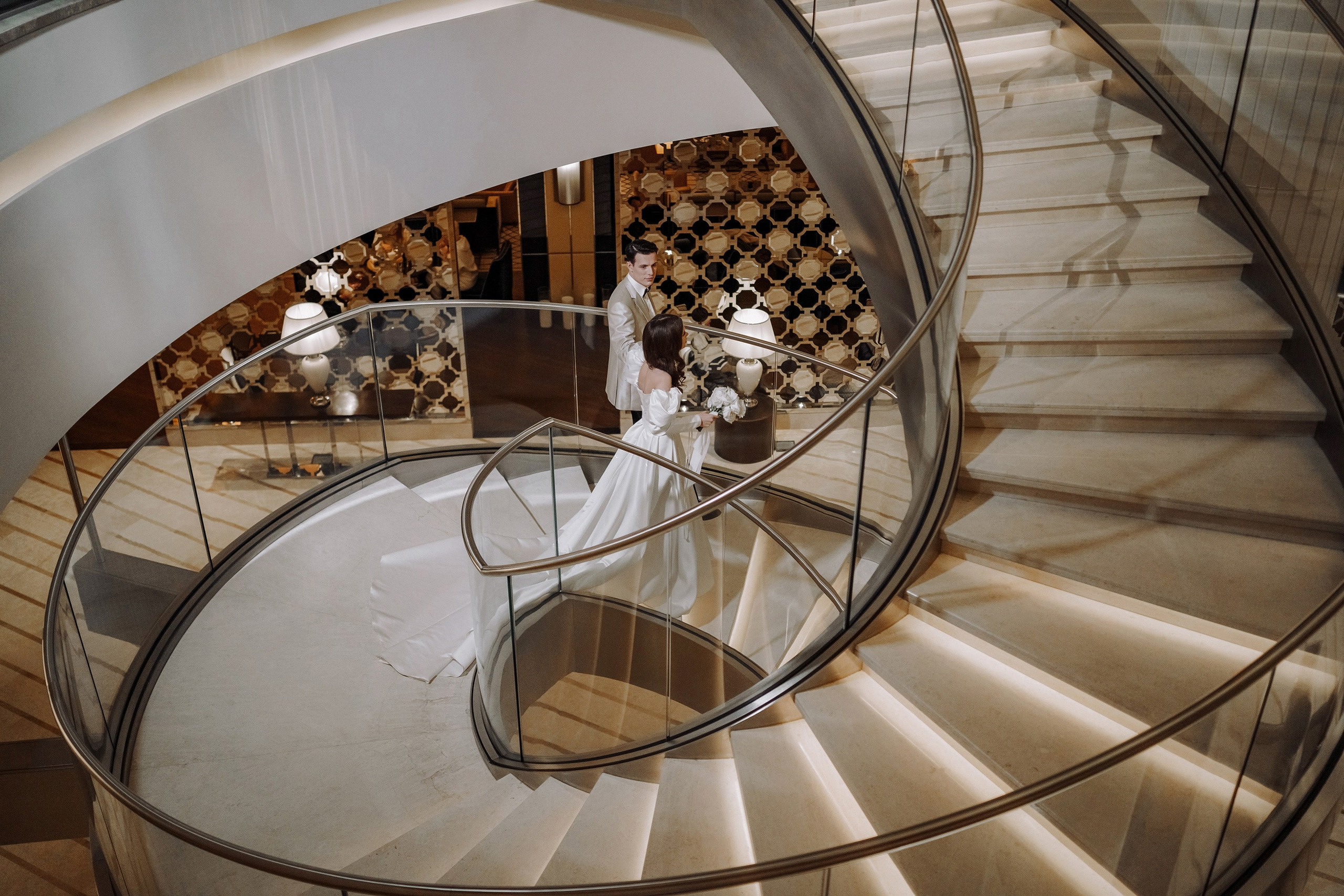 Фотосессия свадьбы на лестнице в Hyatt Regency Moscow Petrovsky Park. Свадебный и семейный фотограф в Москве Светлана Зоткина