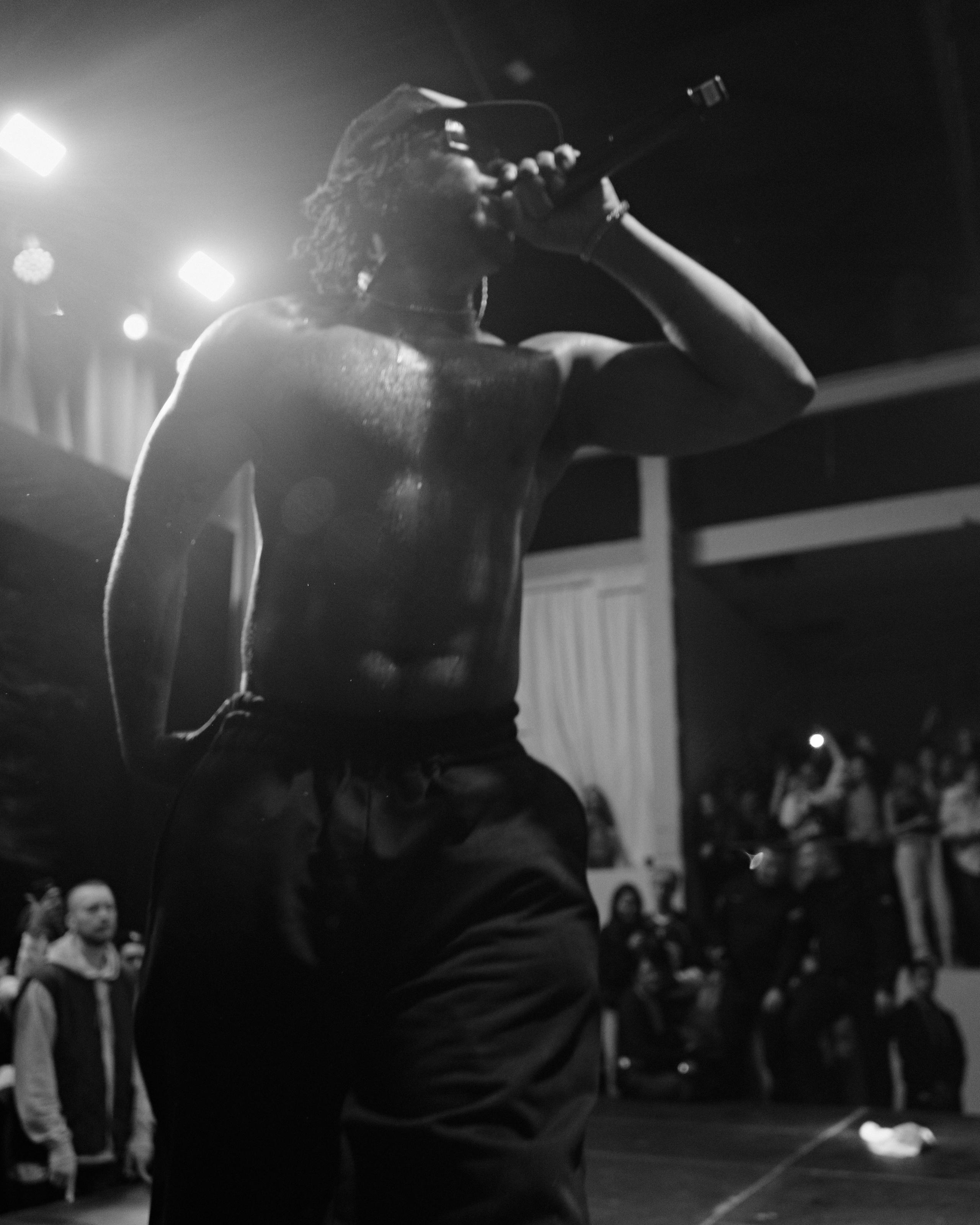 Azizi Gibson. NOIZOMAX Художественный фотограф в Дубай