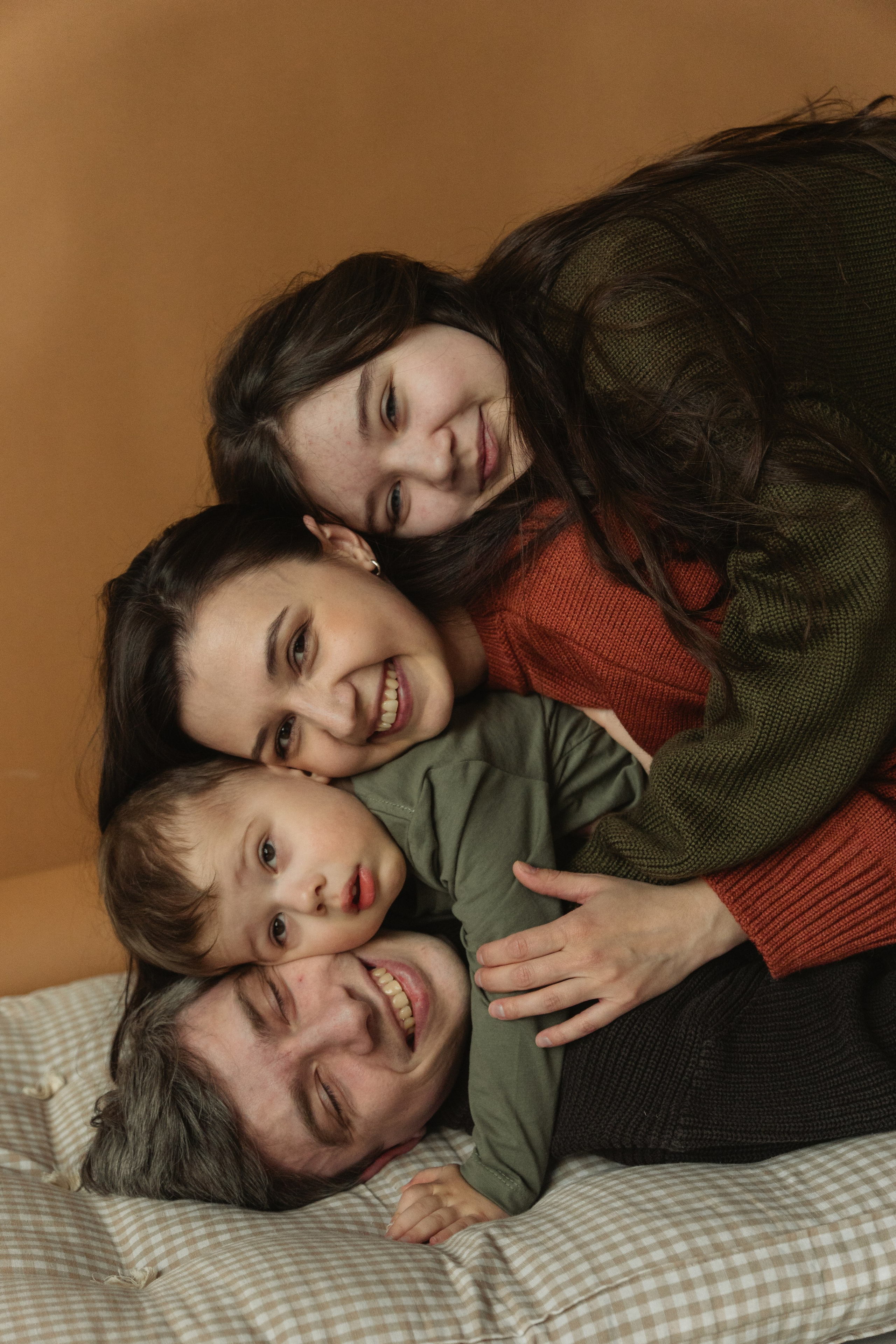 Семейная история в минималистичной студии. Портретный и семейный фотограф в Санкт-Петербурге Чугунова Анастасия