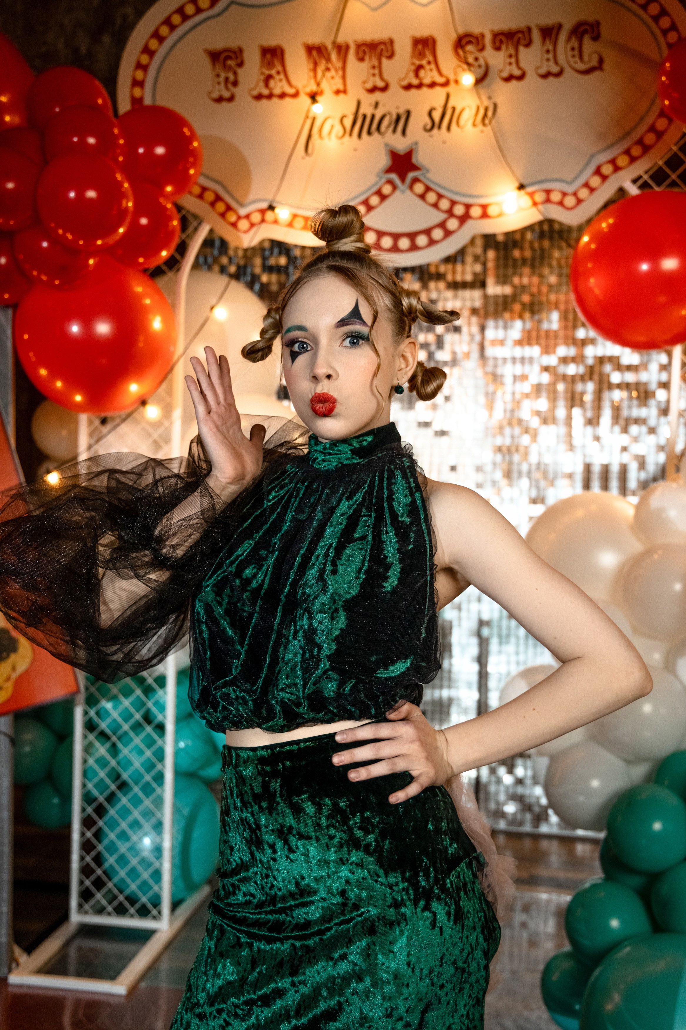 Fashion Circus. Визажист Александра Стурова, причёски Ксения Матджанова, декоратор Ксения Сергеева. Татьяна Мирзоян