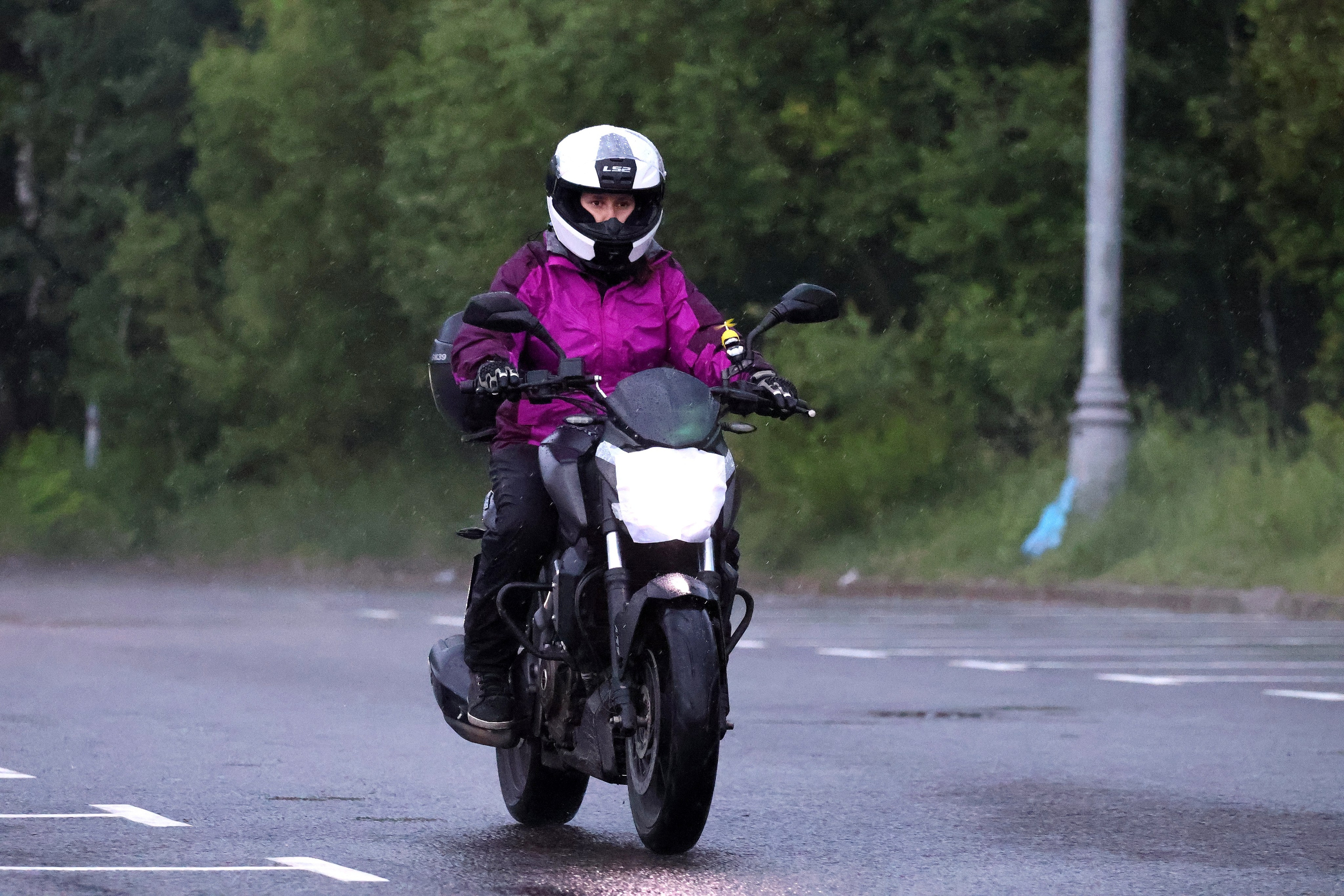 Мотоучебка. Занятия на площадке. Группа понедельника,  10 июня. Зачет по торможению