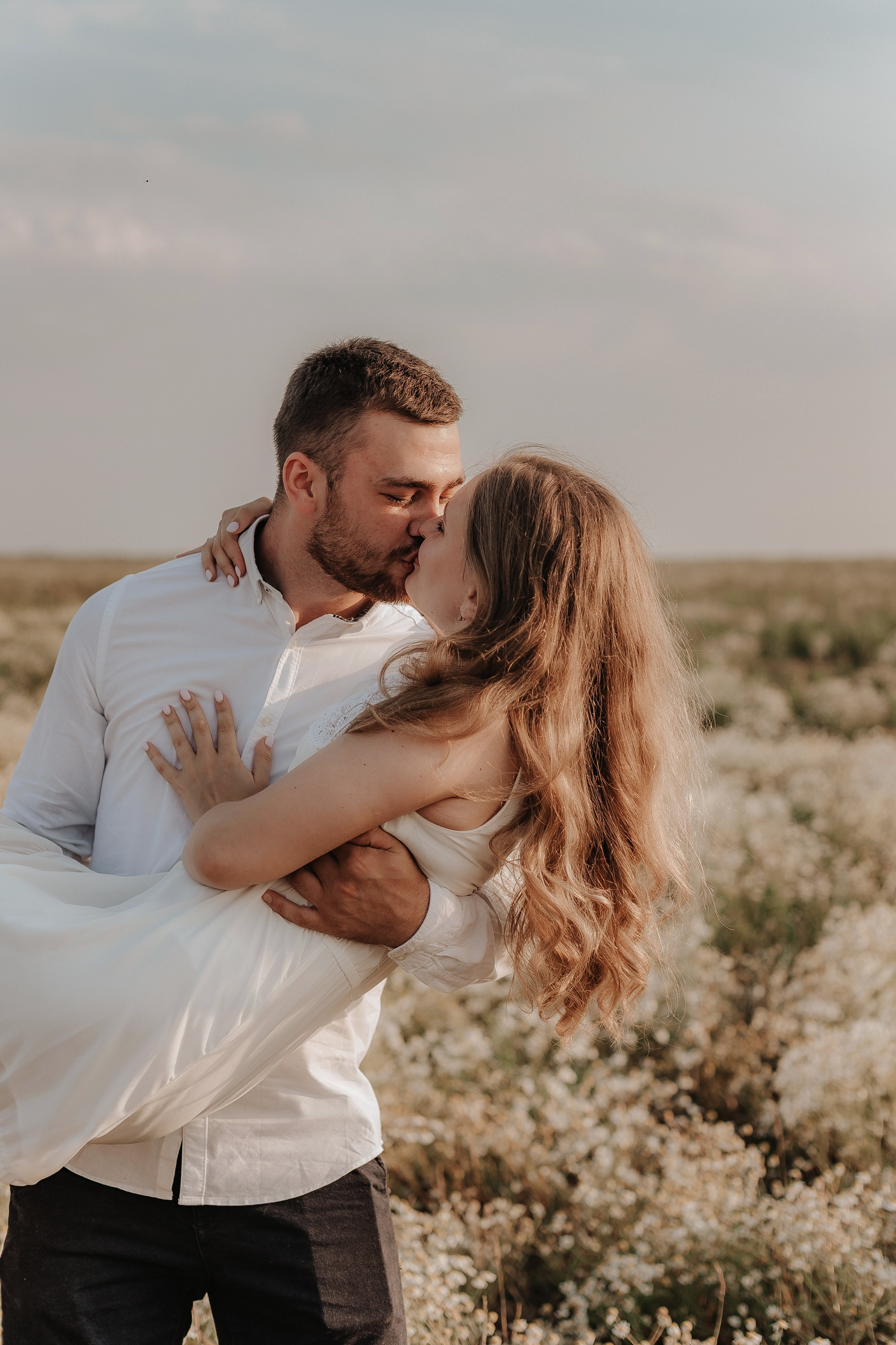 Love Story ребят в ромашковом поле. Свадебный фотограф Пермь