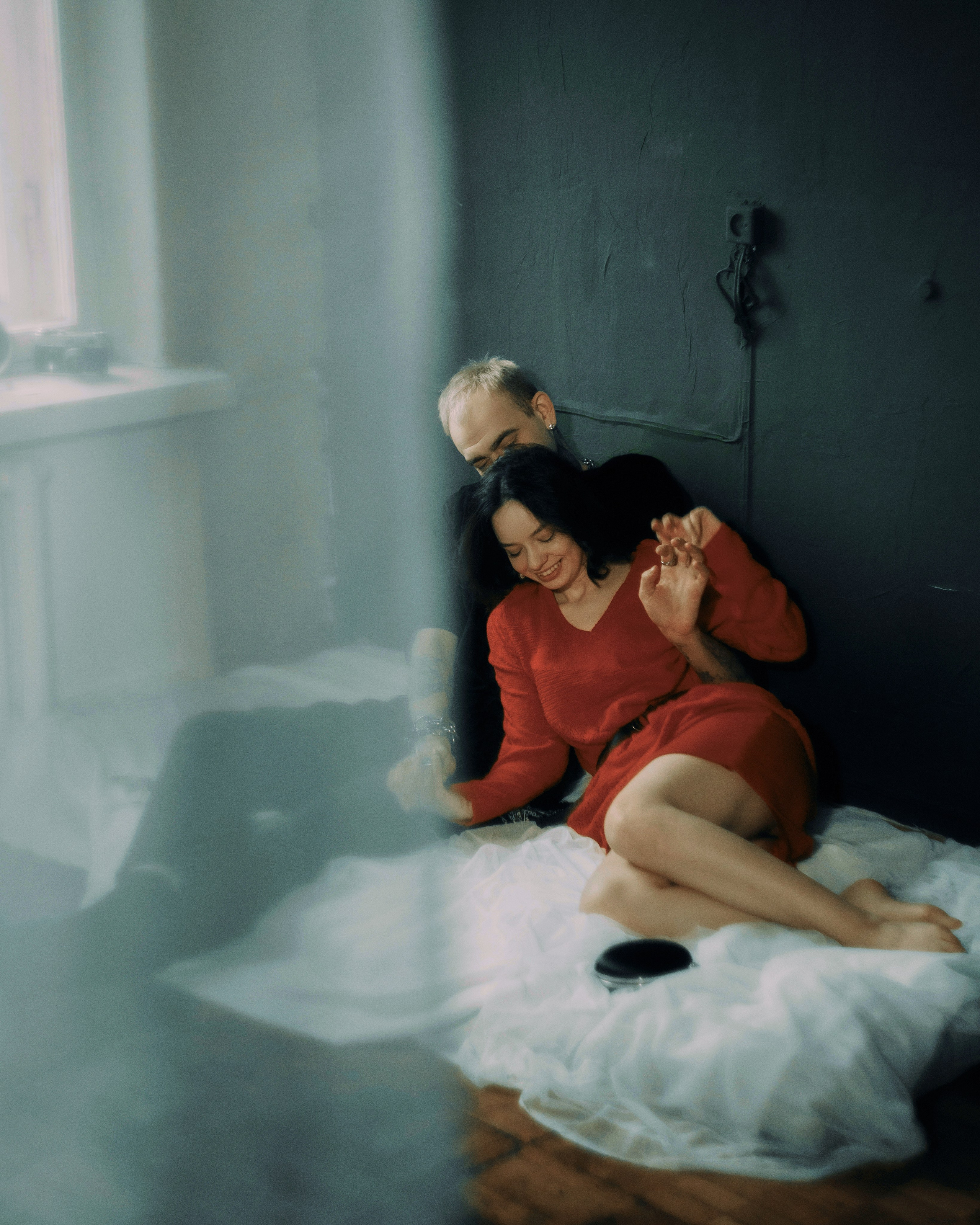 Лав стори фотосессия в Москве — пара на матрасе, девушка в красном, кадр через ткань/дымку, киношная атмосфера, фотограф