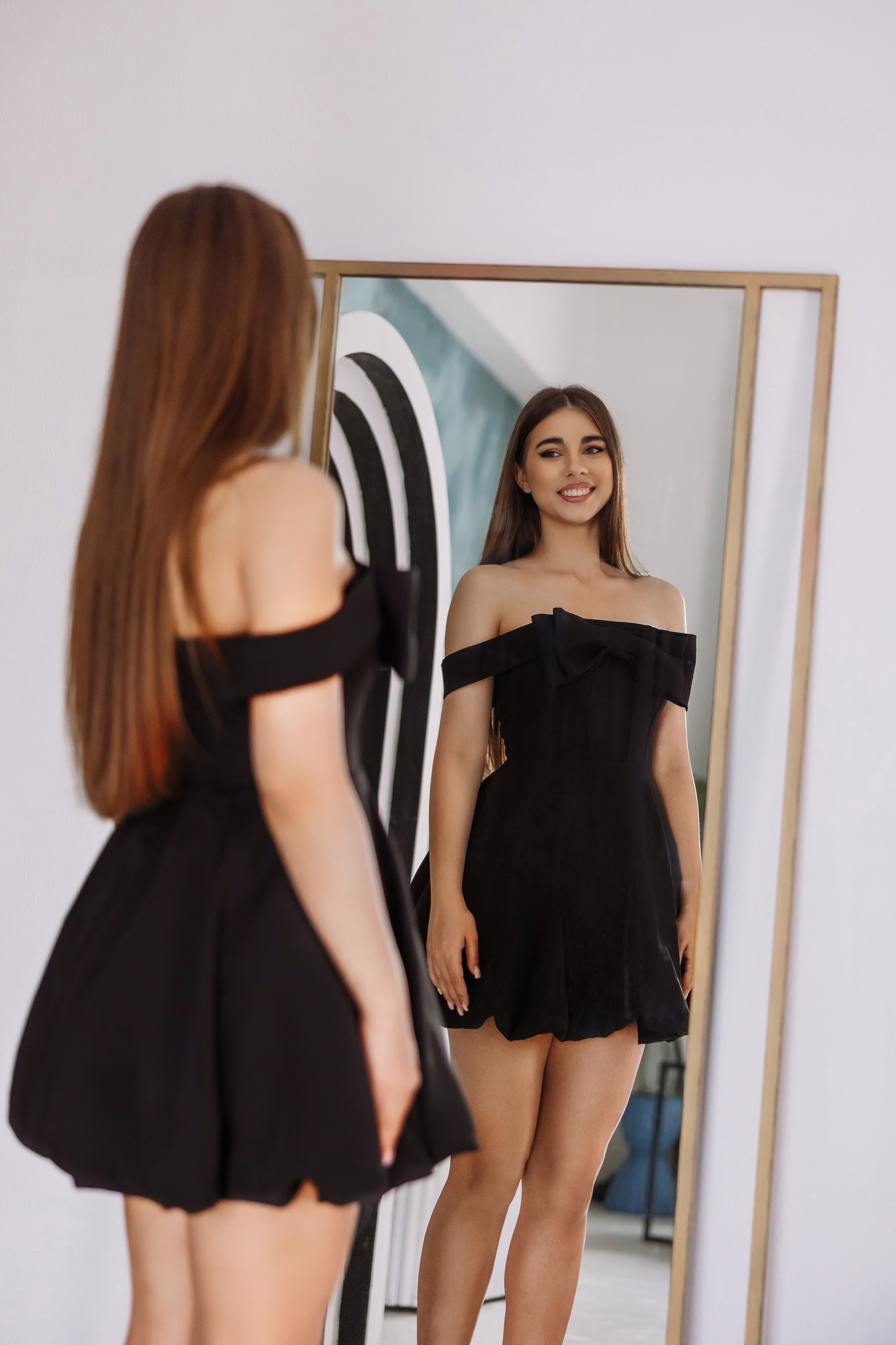 Фотосессия девушки около зеркала